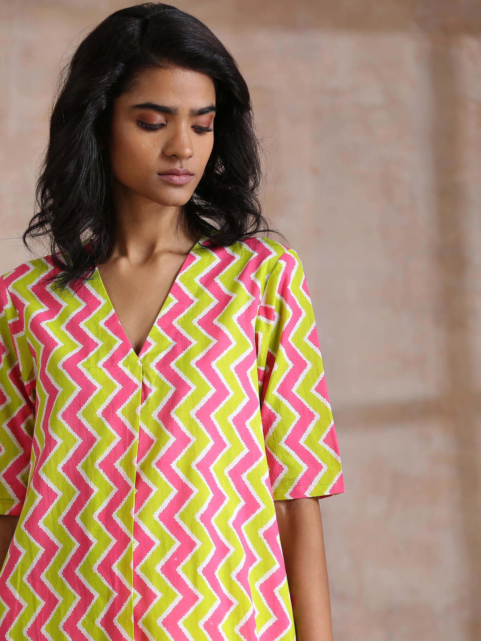 trueBrowns Lime Pink Zig-Zag Lines Print Cotton Kurta Pant Set | Relove | Swadesiicart