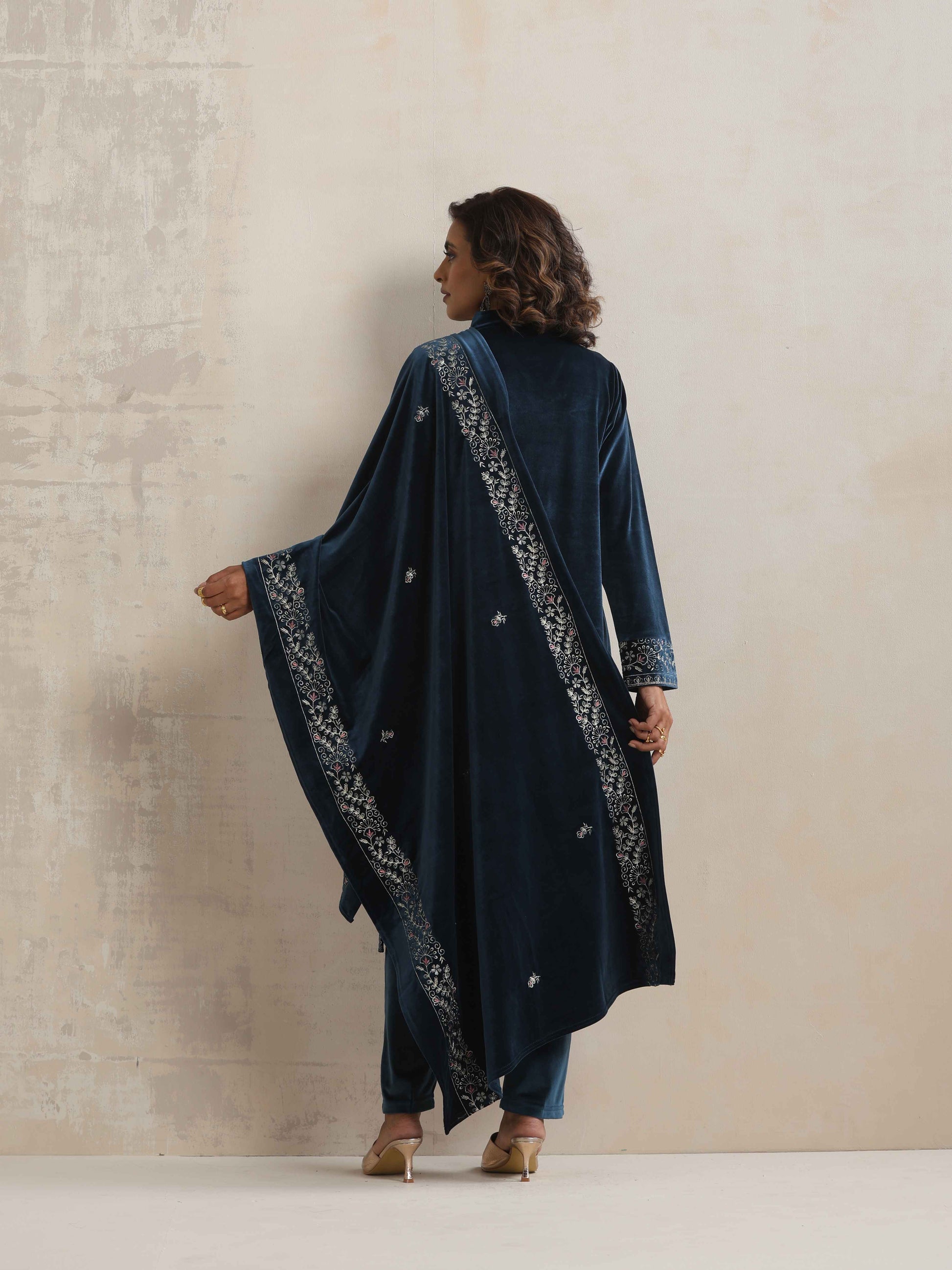 trueBrowns Blue Velvet Embroidered Kurta Pant Dupatta Set | Swadesiicart