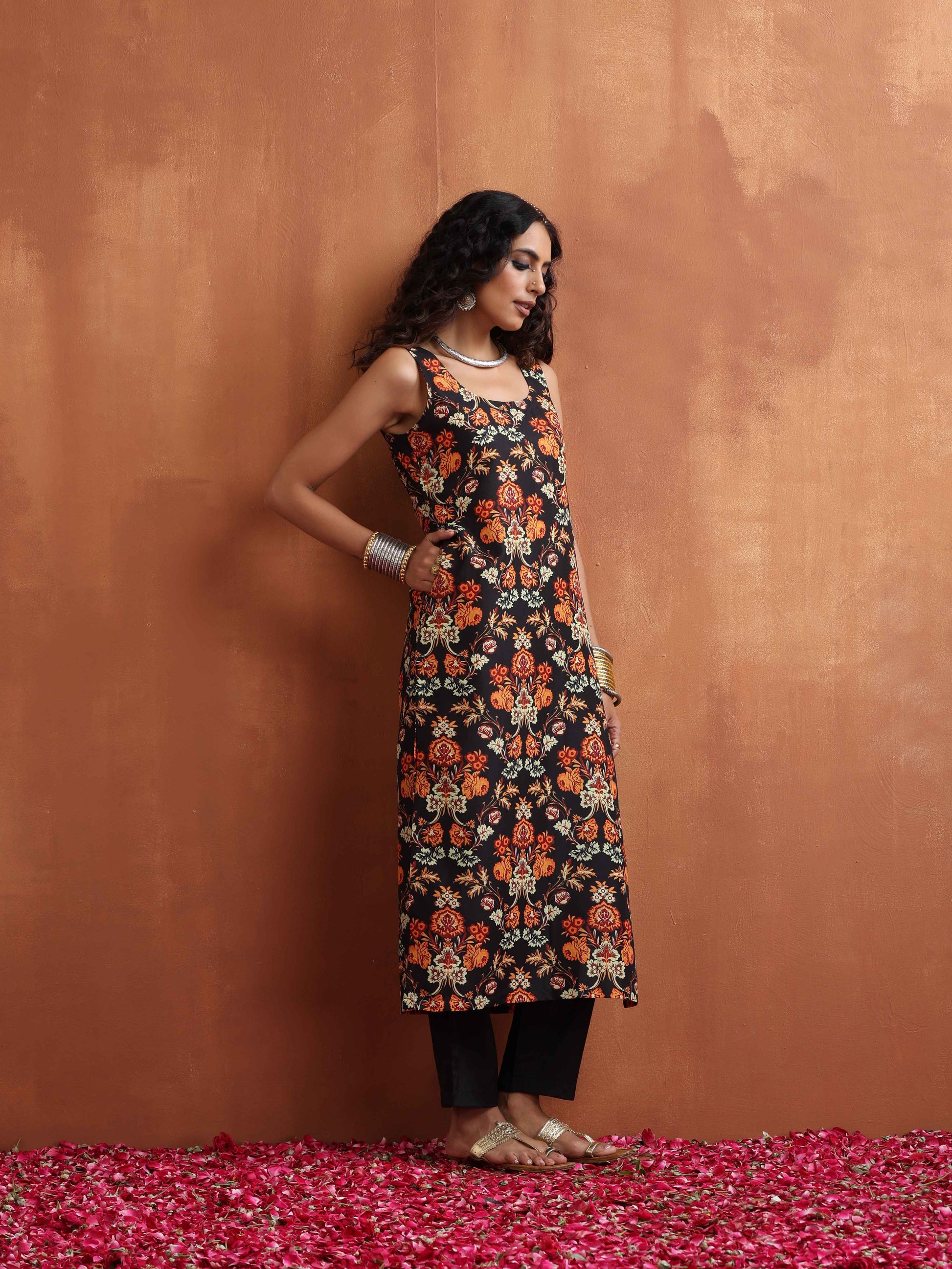trueBrowns Black Print Straight Kurta Set | Swadesiicart