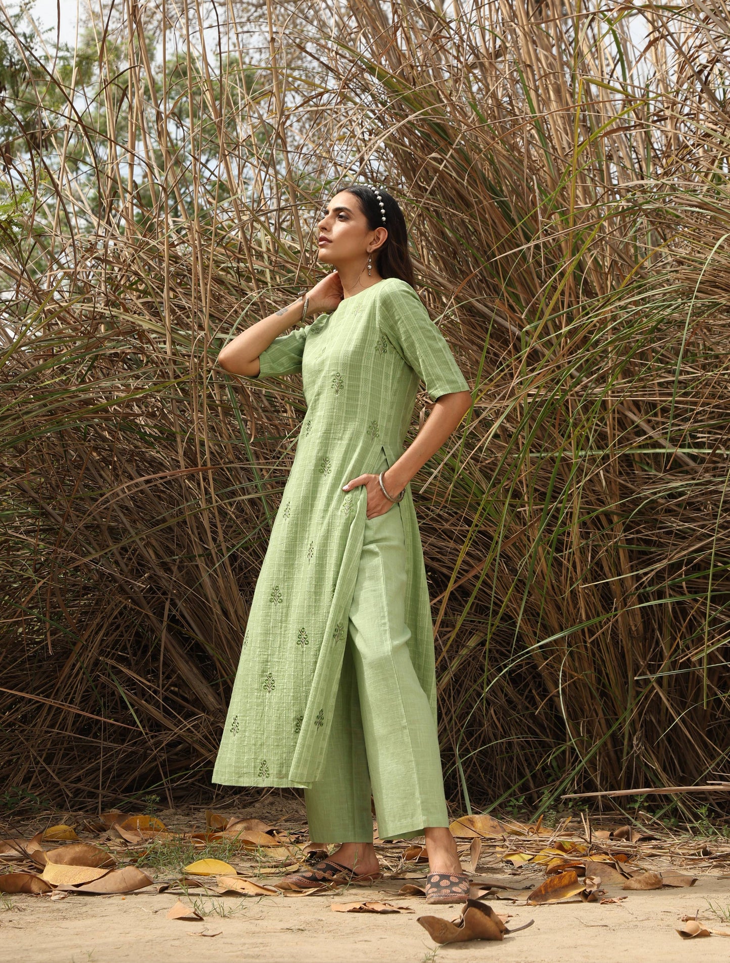 trueBrowns Green Cotton Dobby Embroidered Kurta Set | Swadesiicart