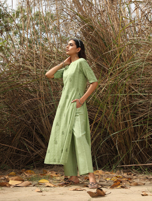 trueBrowns Green Cotton Dobby Embroidered Kurta Set | Swadesiicart
