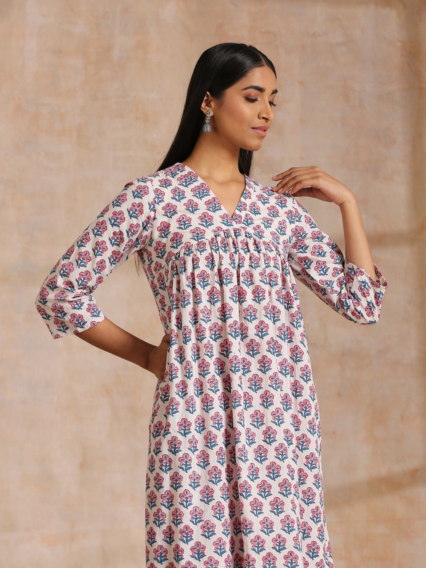 trueBrowns White With Pink Blue Floral Block Print Cotton Flared Slit Kurta Pant Set | Swadesiicart
