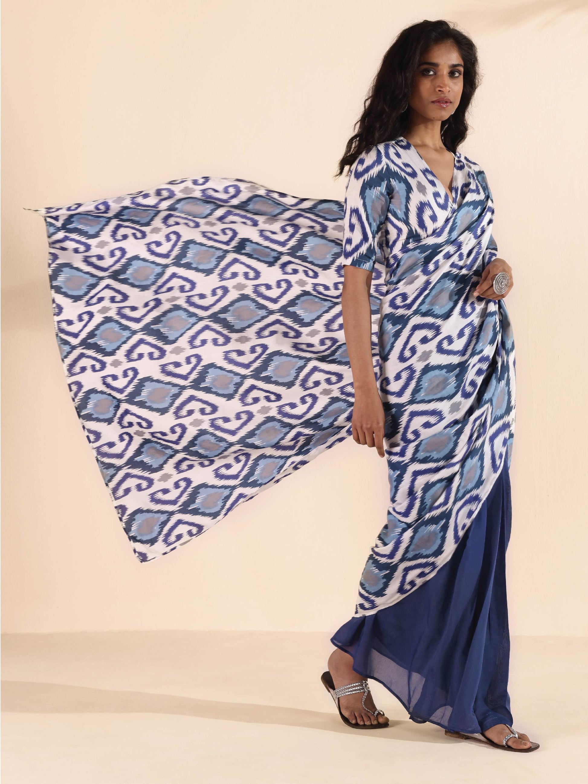 trueBrowns Blue White Muslin Ikat Saree | Swadesiicart