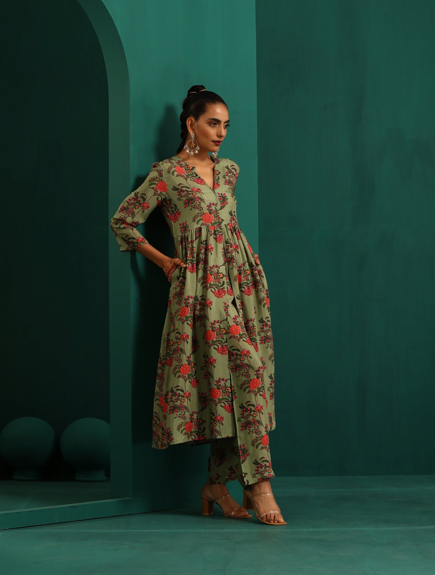 trueBrowns Green Floral Muslin Silk Printed Front Slit Kurta Pant Set | Swadesiicart