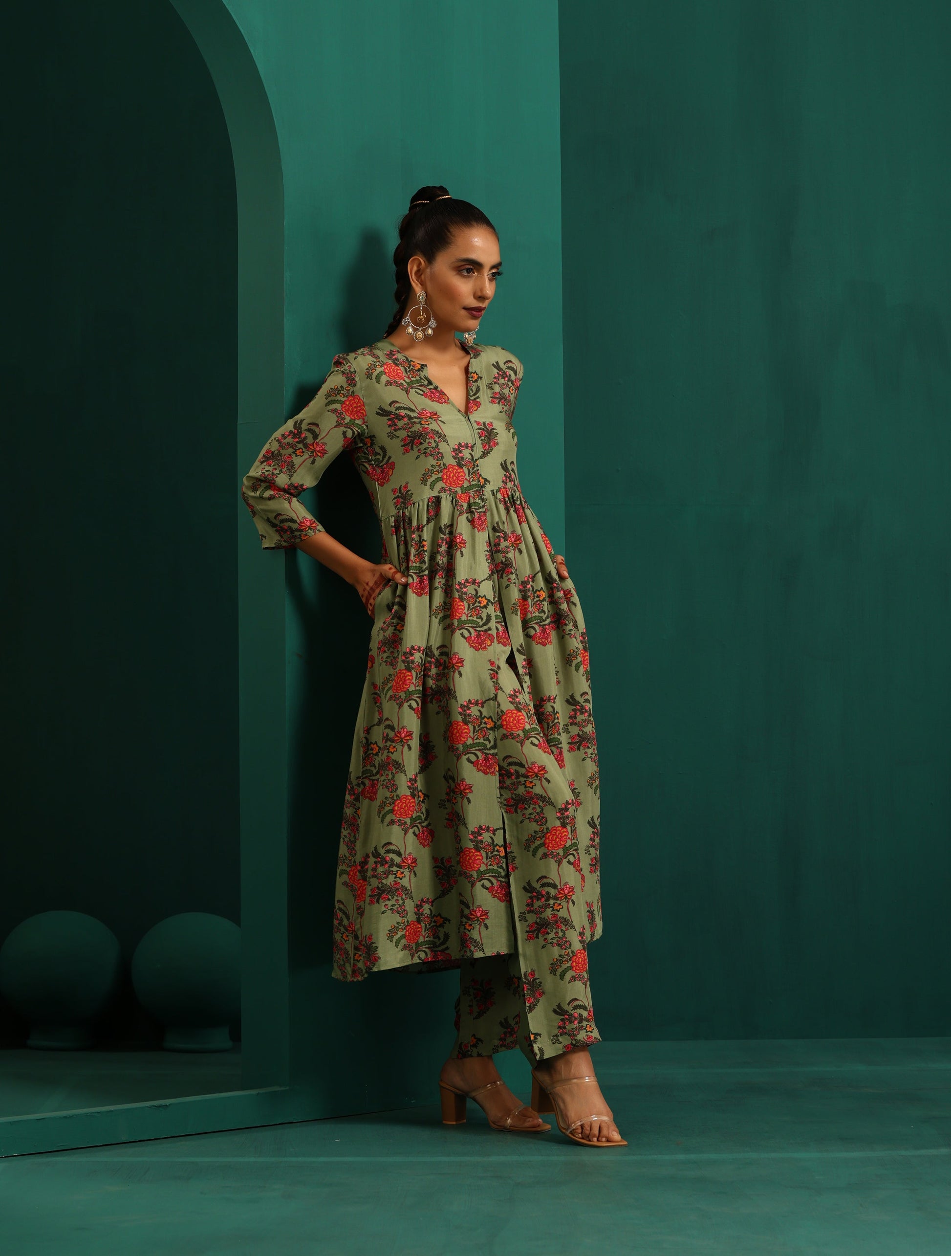 trueBrowns Green Floral Muslin Silk Printed Front Slit Kurta Pant Set | Swadesiicart