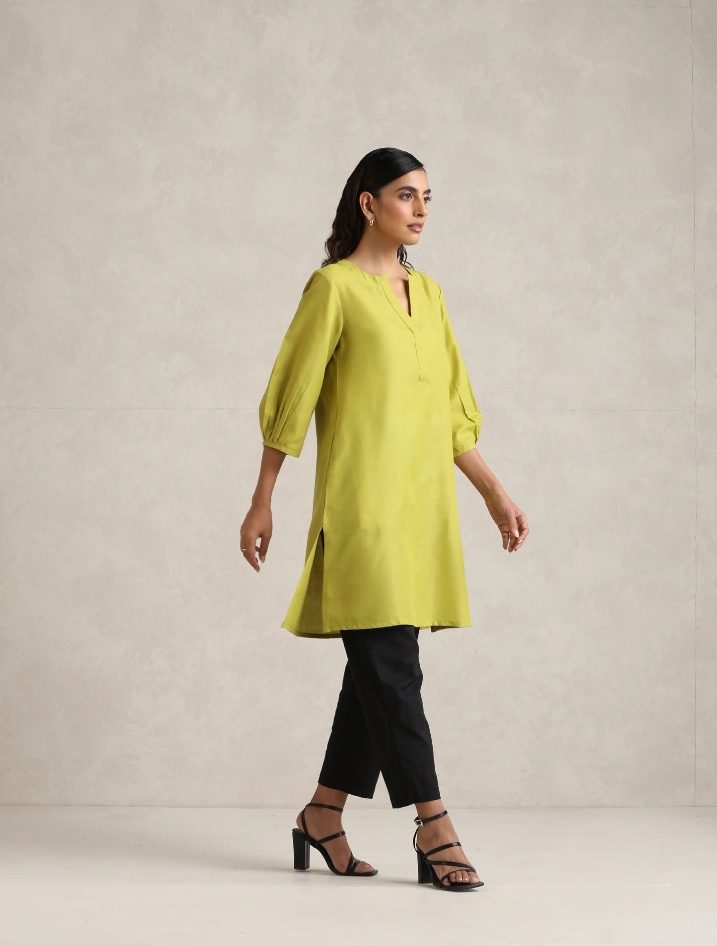 trueBrowns Green Cotton Blend Short Kurta | Swadesiicart