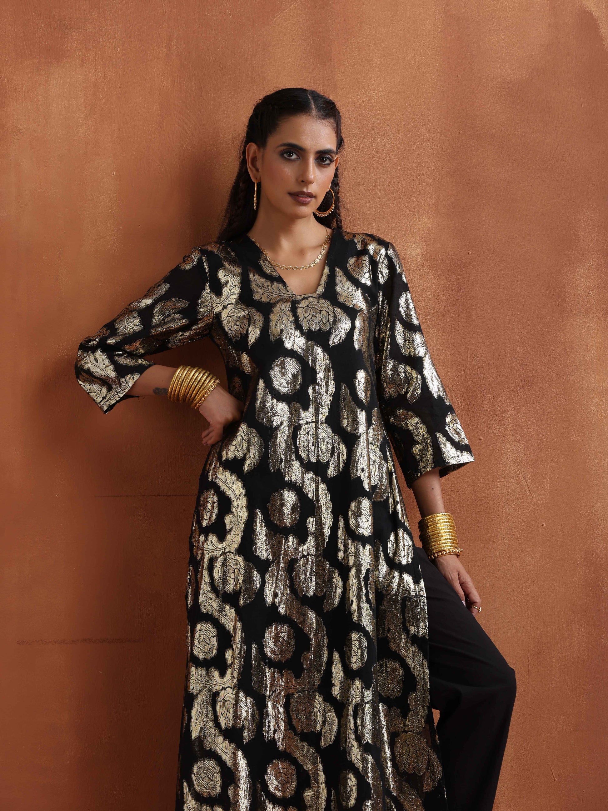 trueBrowns Black Metallic High Slit Kurta Set | Swadesiicart