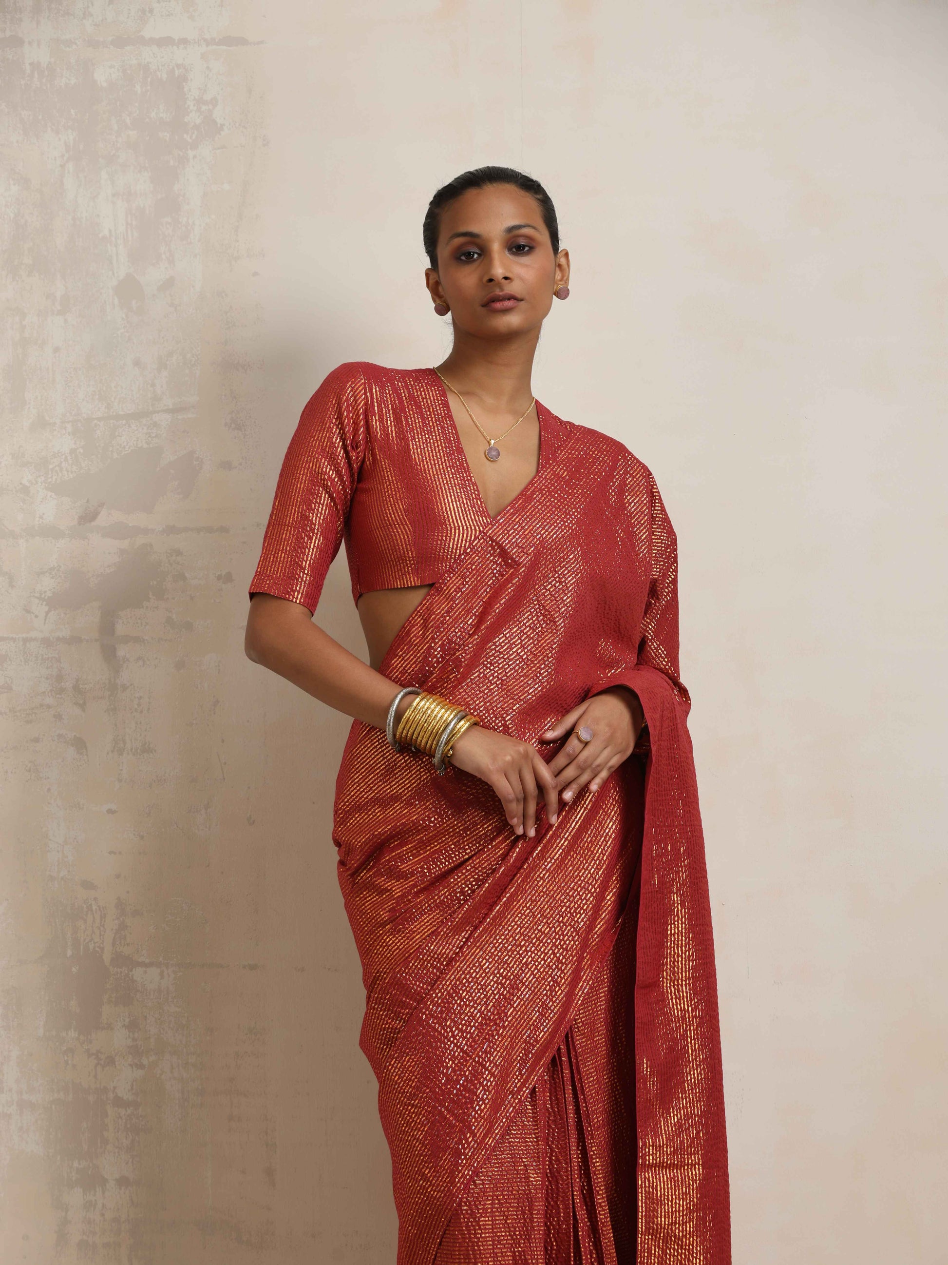 trueBrowns Maroon Gold Metallic Ready To Wear Saree | Swadesiicart