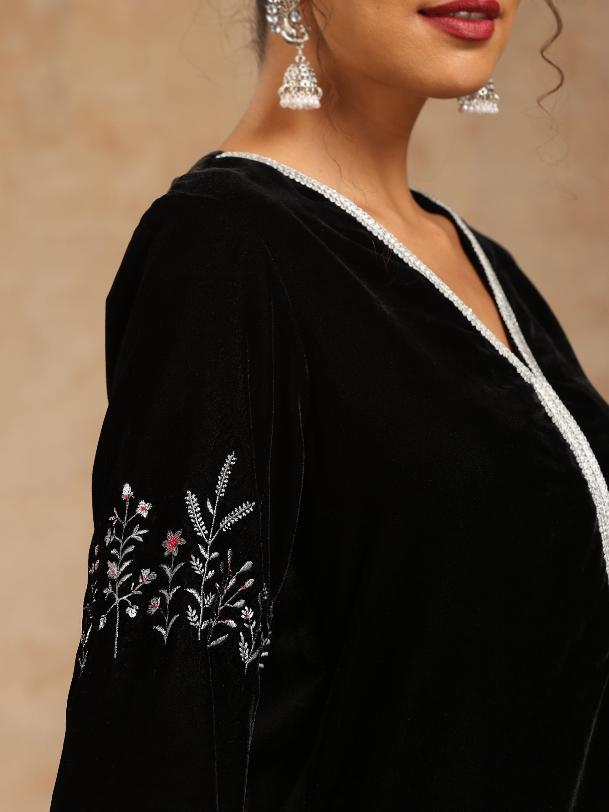 trueBrowns Black Velvet Sleeve Embroidered Kurta | Swadesiicart