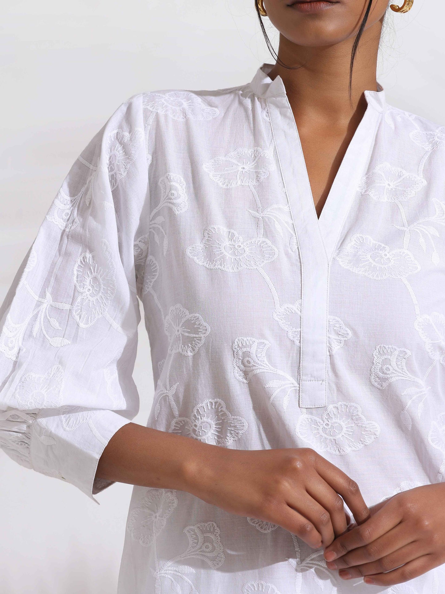 trueBrowns trueBrown White Cotton Schiffli Kurta Set | Swadesiicart