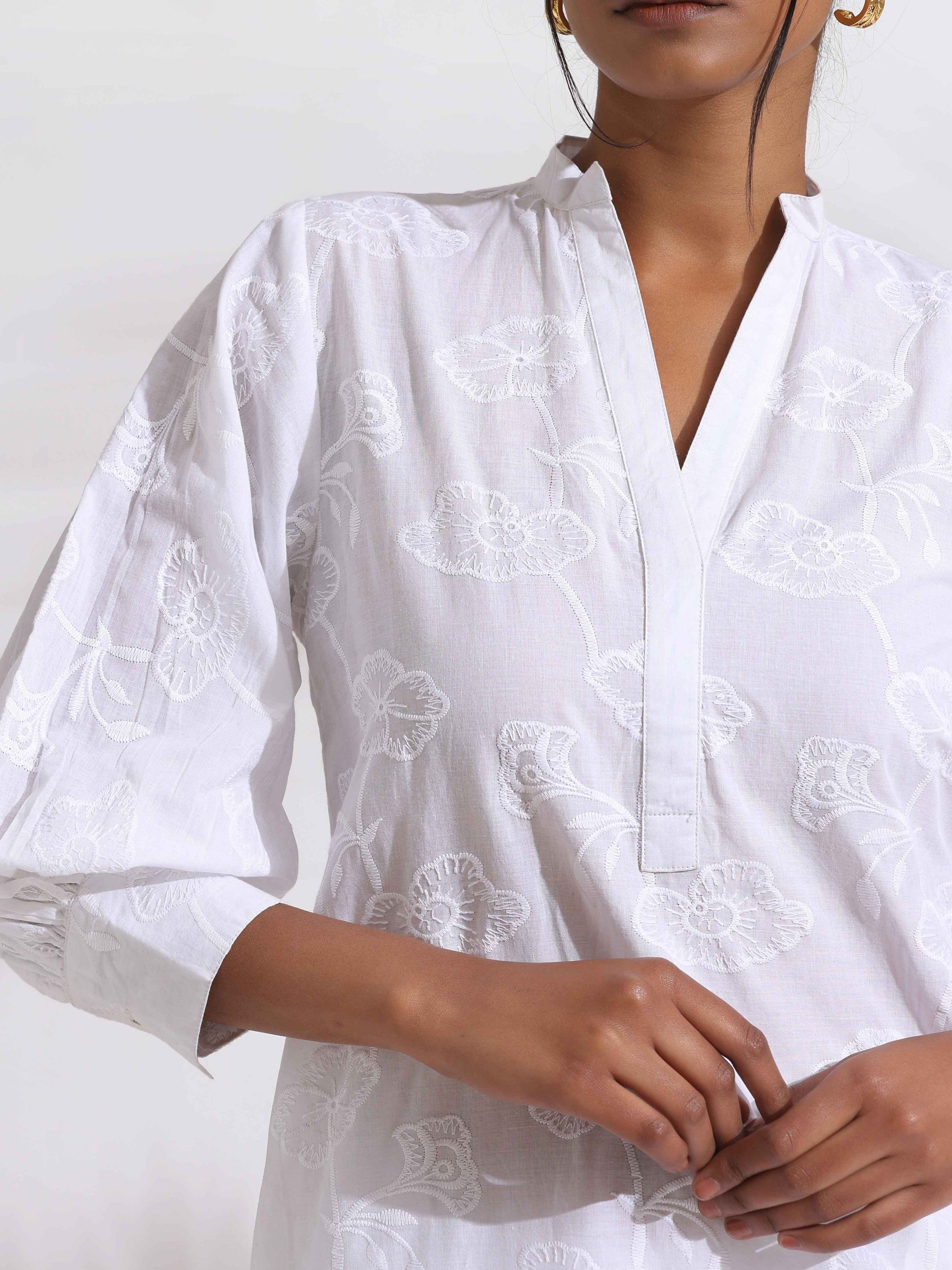 trueBrowns trueBrown White Cotton Schiffli Kurta Set | Swadesiicart