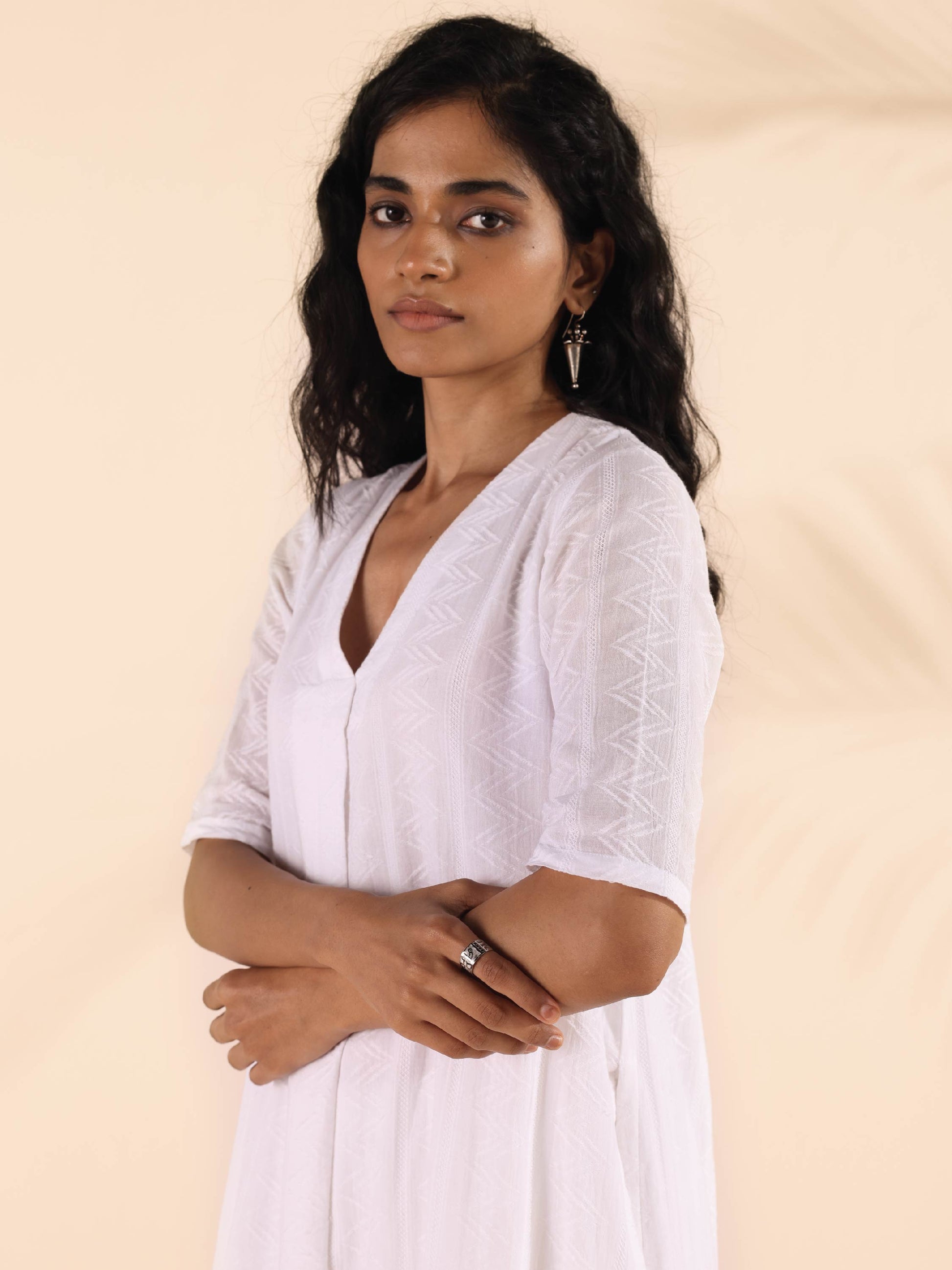trueBrowns White Cotton Dobby V-Neck Kurta Pant Set | Swadesiicart