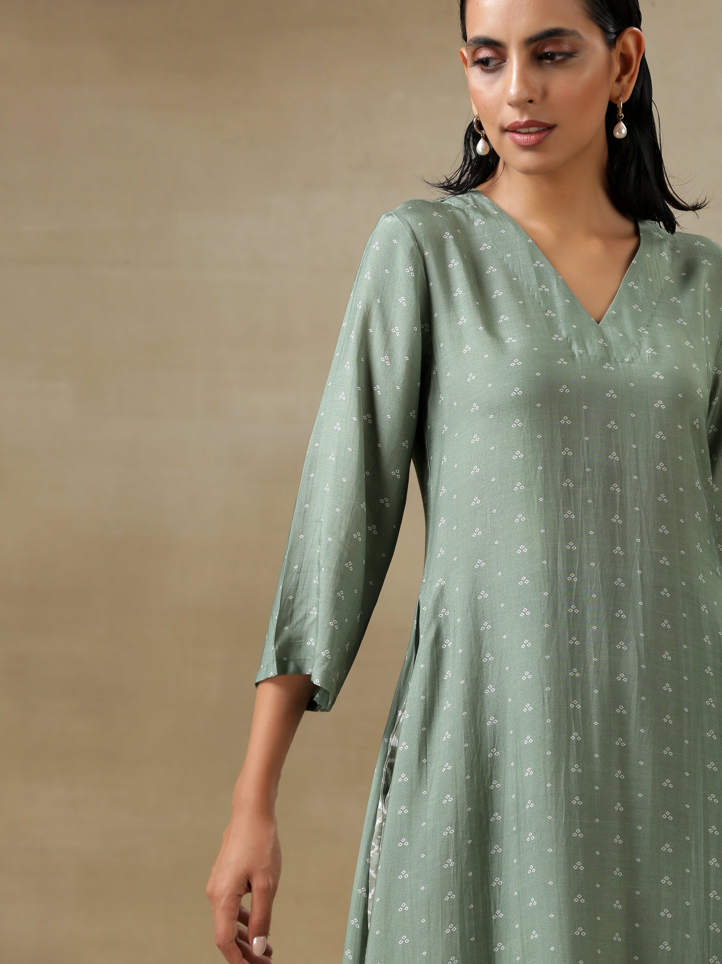 trueBrowns Light Green Bandhani Printed Silk High Slit Kurta Pant Set | Swadesiicart
