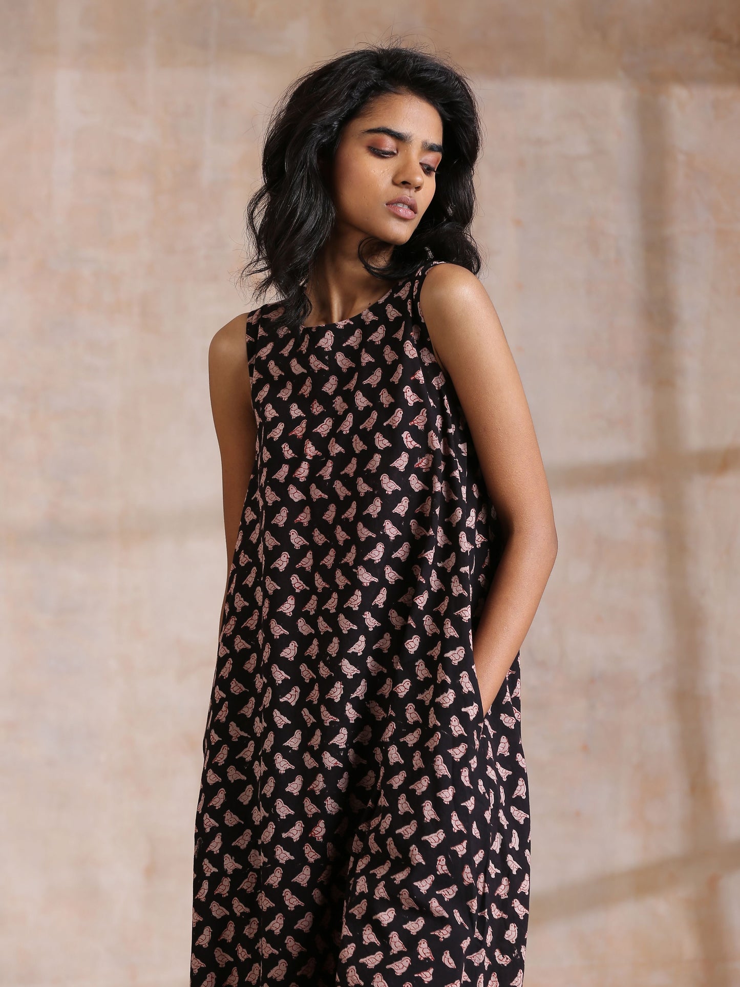 trueBrowns Black Bird Bagru Print Cotton Sleeveless Kurta Pant Set | Swadesiicart