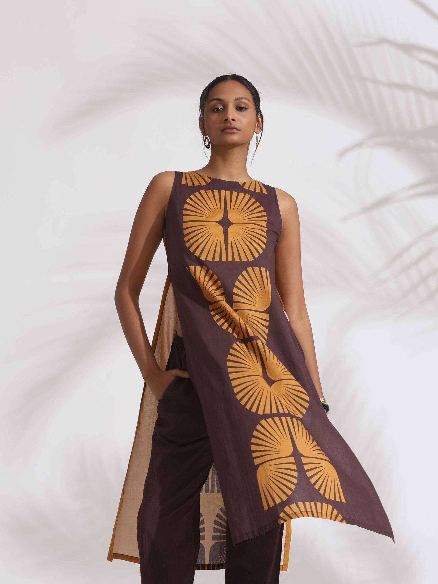 trueBrowns Brown Cotton Print Sleeveless Kurta Set | Swadesiicart