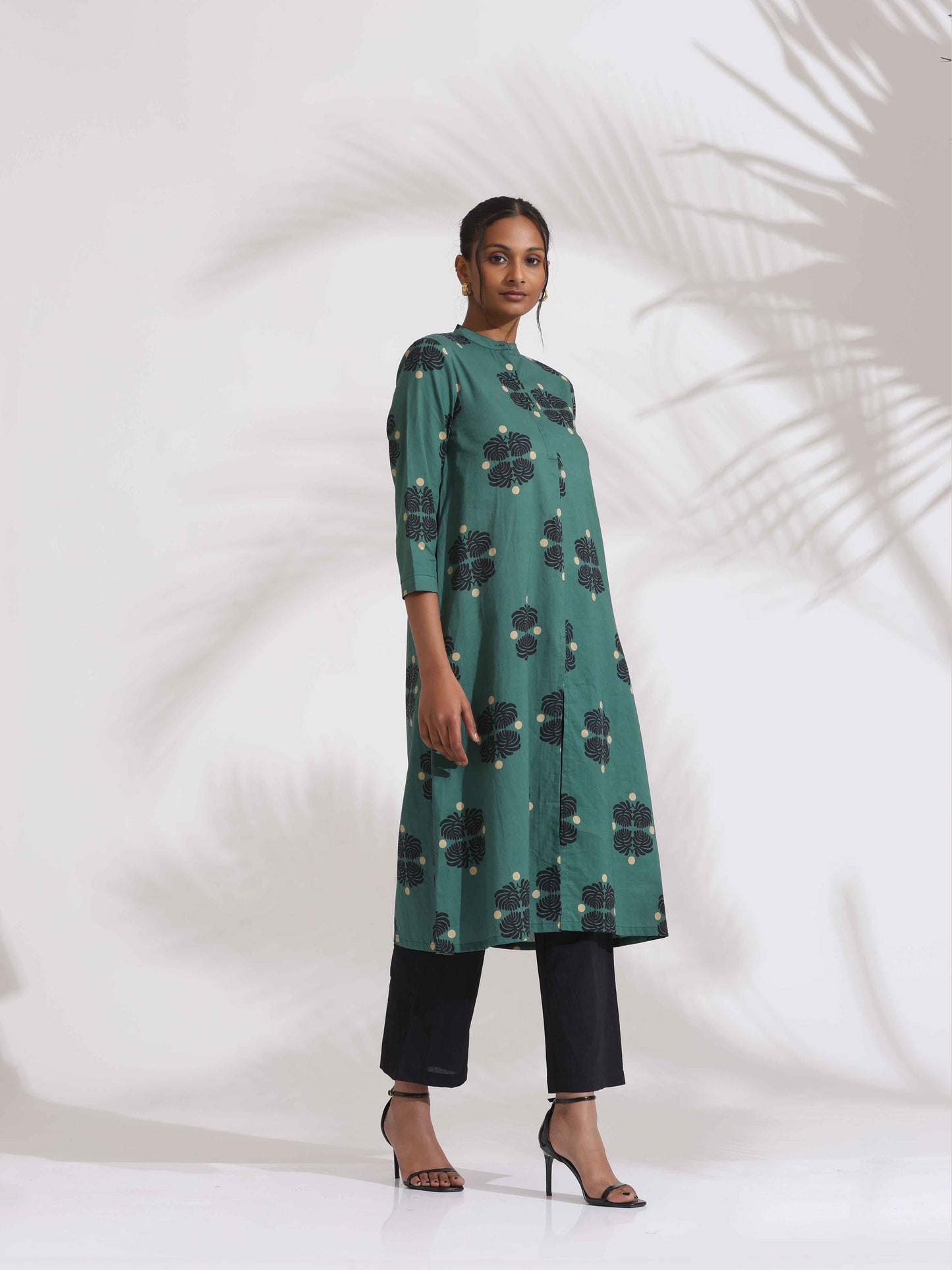 trueBrowns Green Cotton Print Front Slit Kurta Set | Swadesiicart