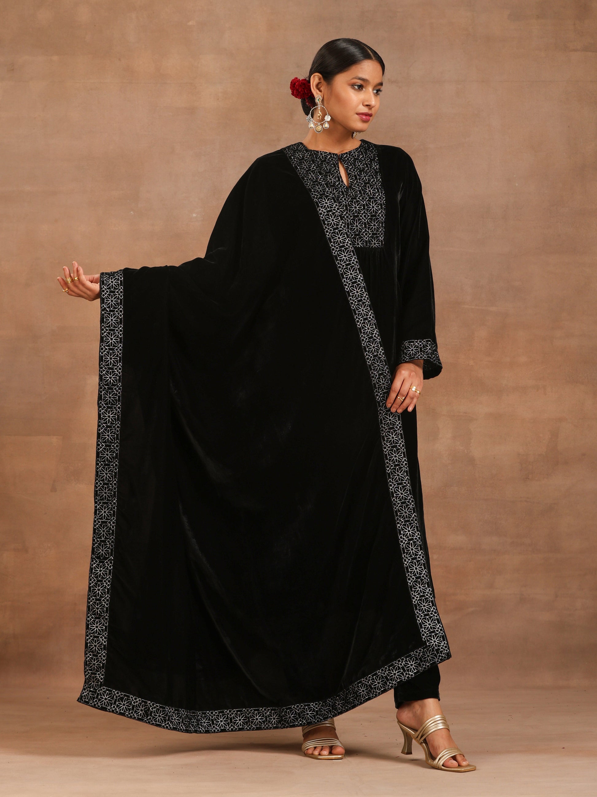 trueBrowns Black Velvet Embroidered Shawl | Swadesiicart