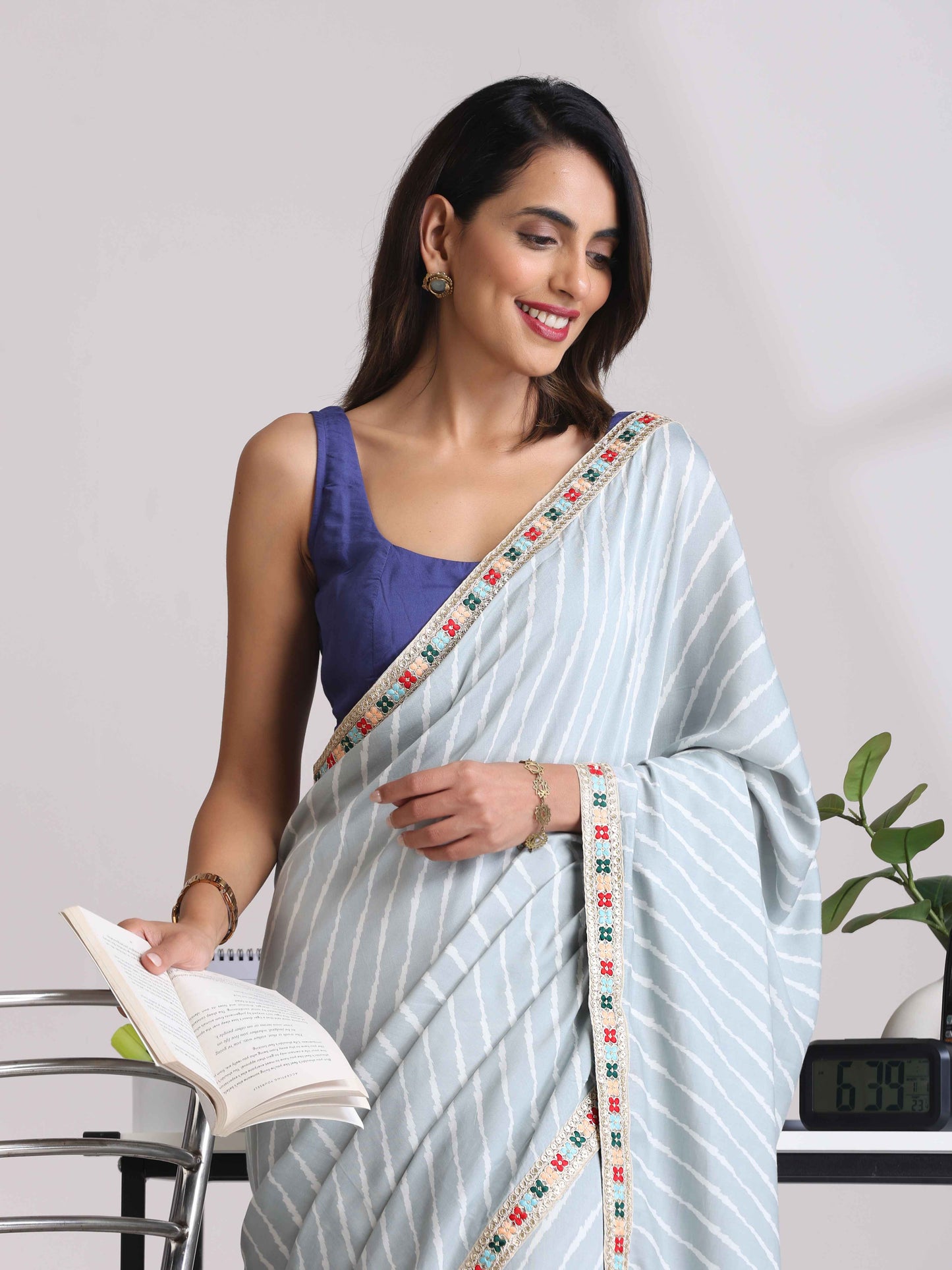 trueBrowns Grey Muslin Silk Saree | Swadesiicart