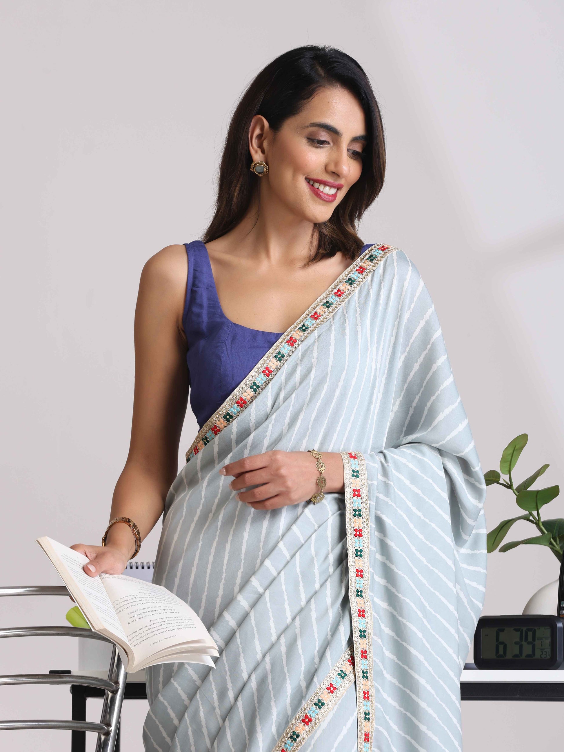 trueBrowns Grey Muslin Silk Saree | Swadesiicart