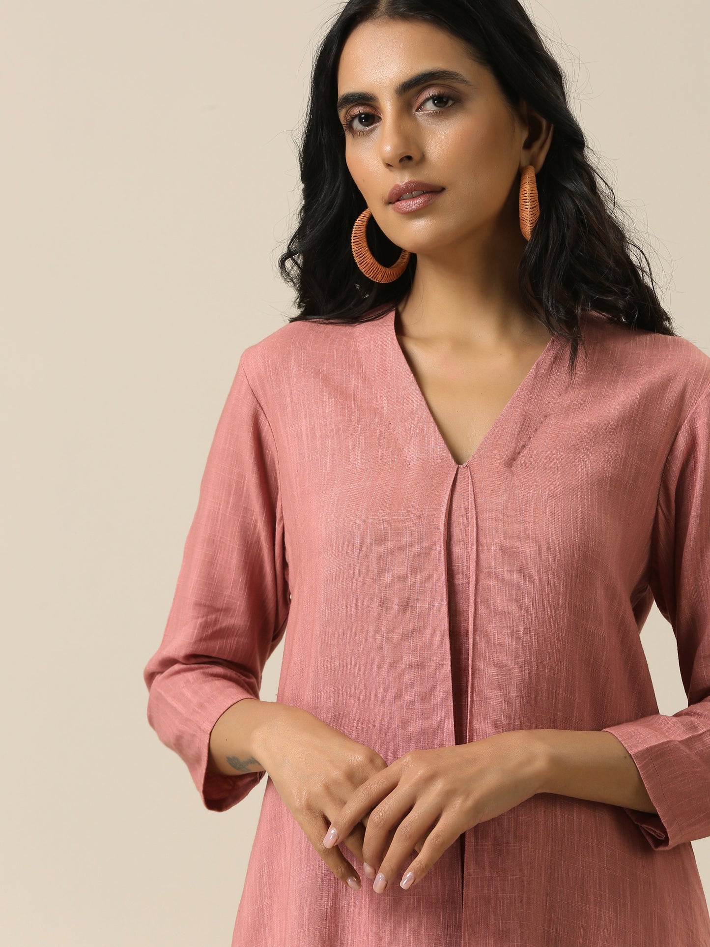 trueBrowns Light Mauve Slub Texture Neck Pleat Kurta Pant Set | Swadesiicart