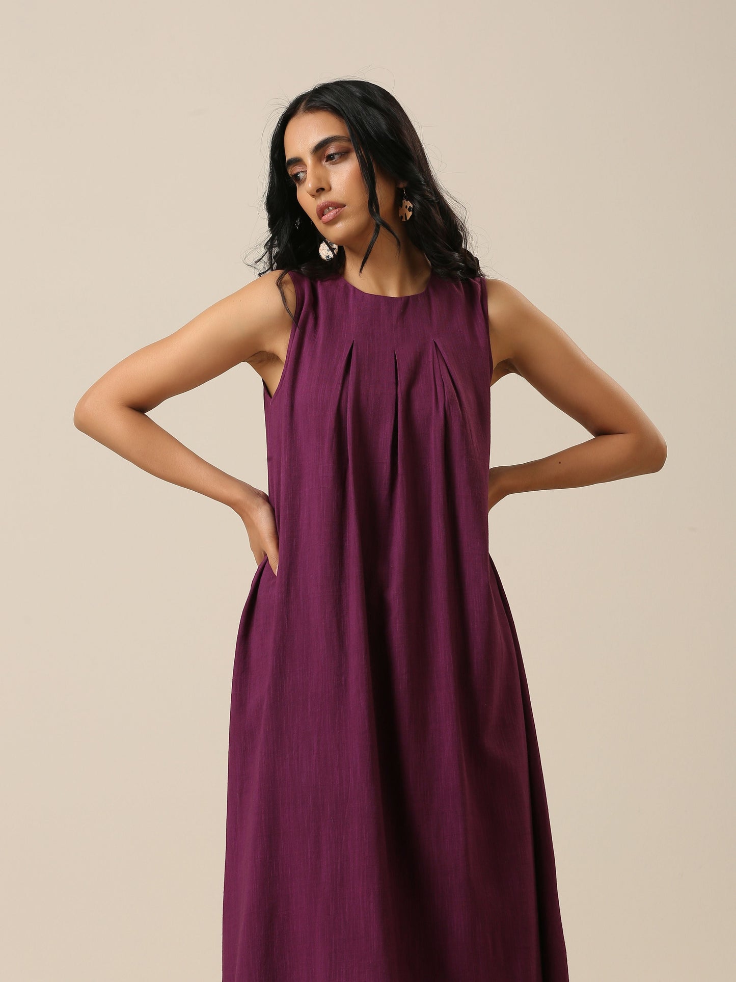 trueBrowns Plum Purple Slub Texture Sleeveless Kurta Pant Set | Swadesiicart