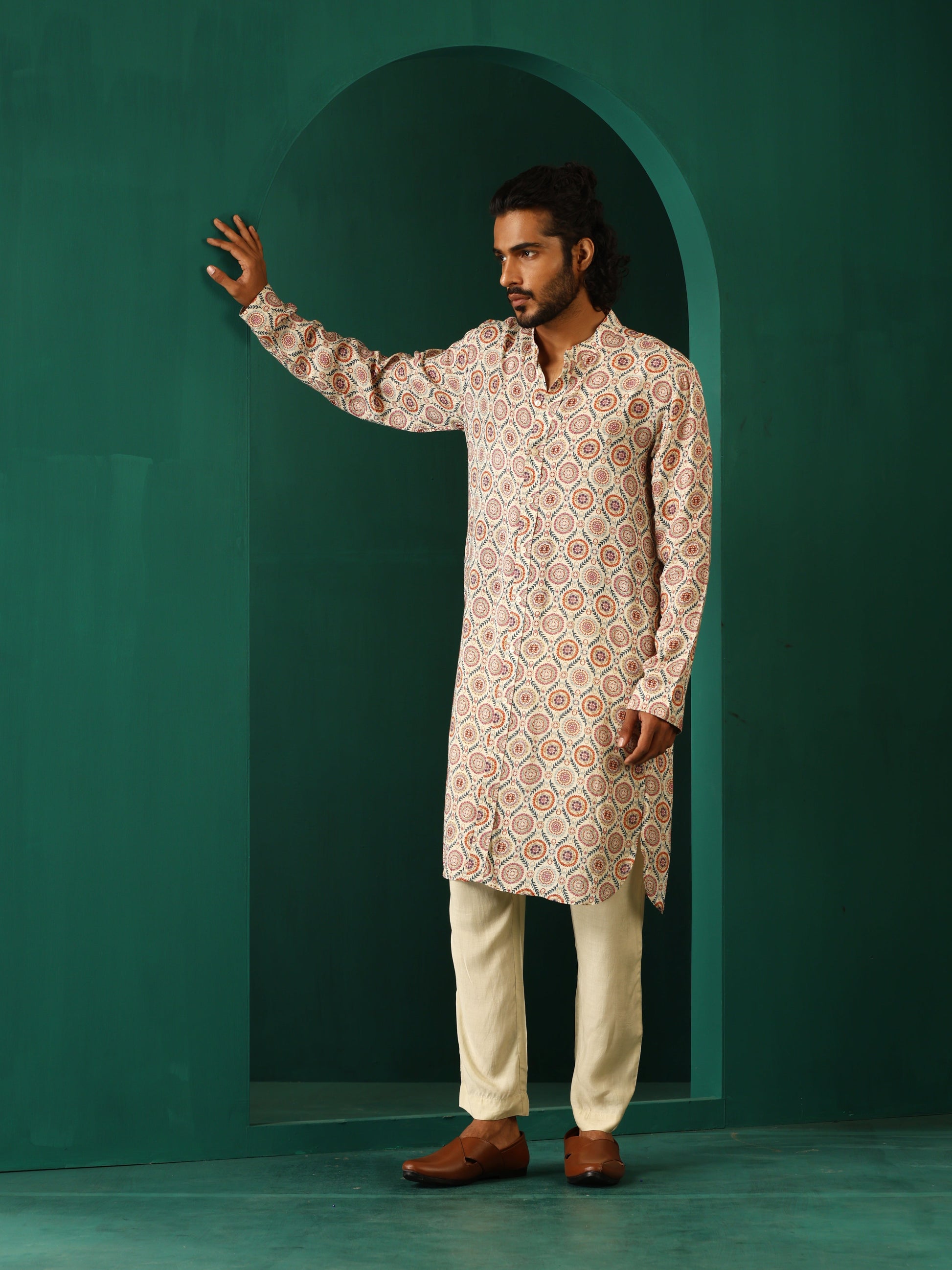 trueBrowns Men's Off White Circle Floral Muslin Silk Printed Long Kurta | Swadesiicart