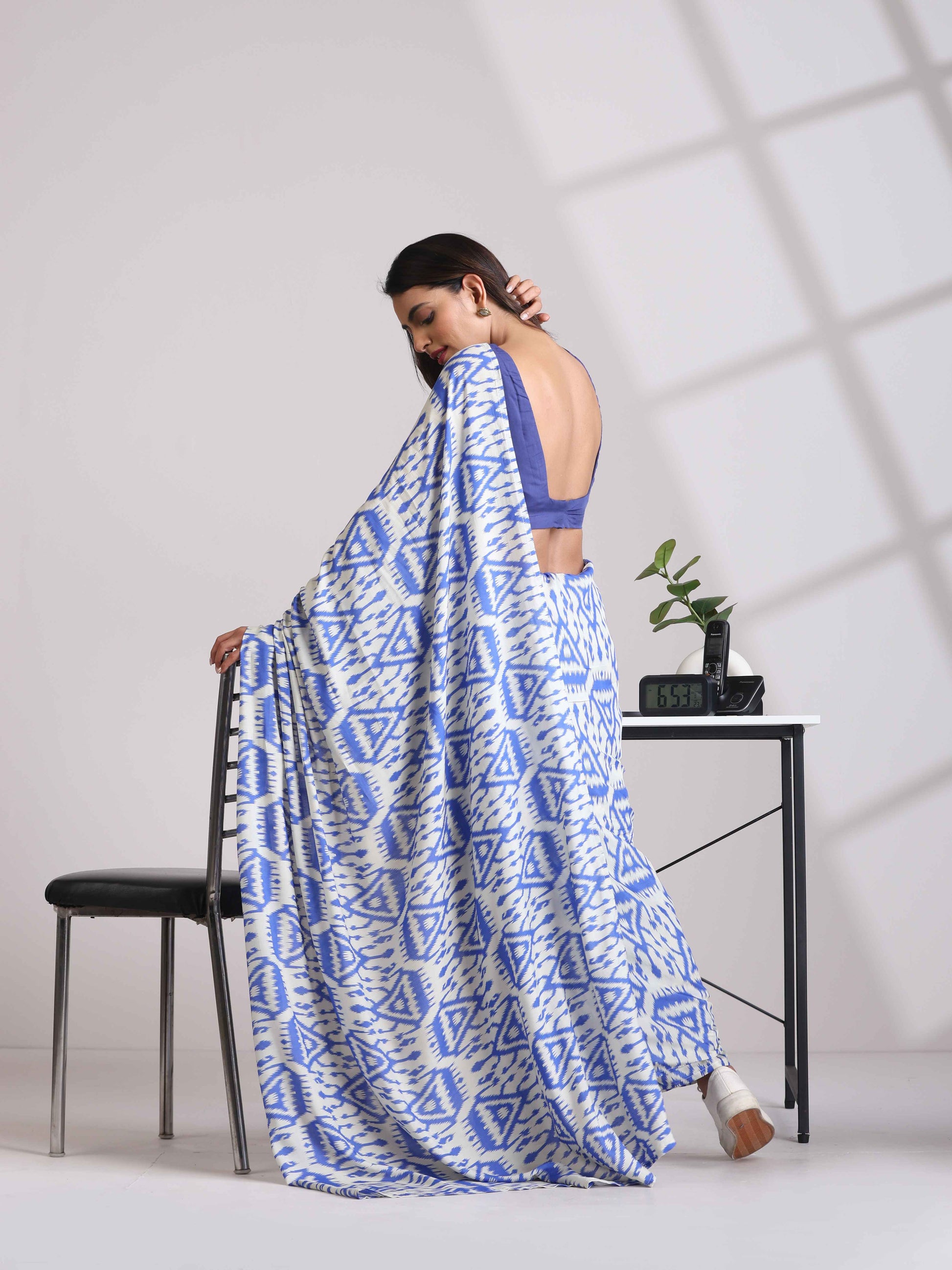 trueBrowns Blue Muslin Ikat Saree | Swadesiicart
