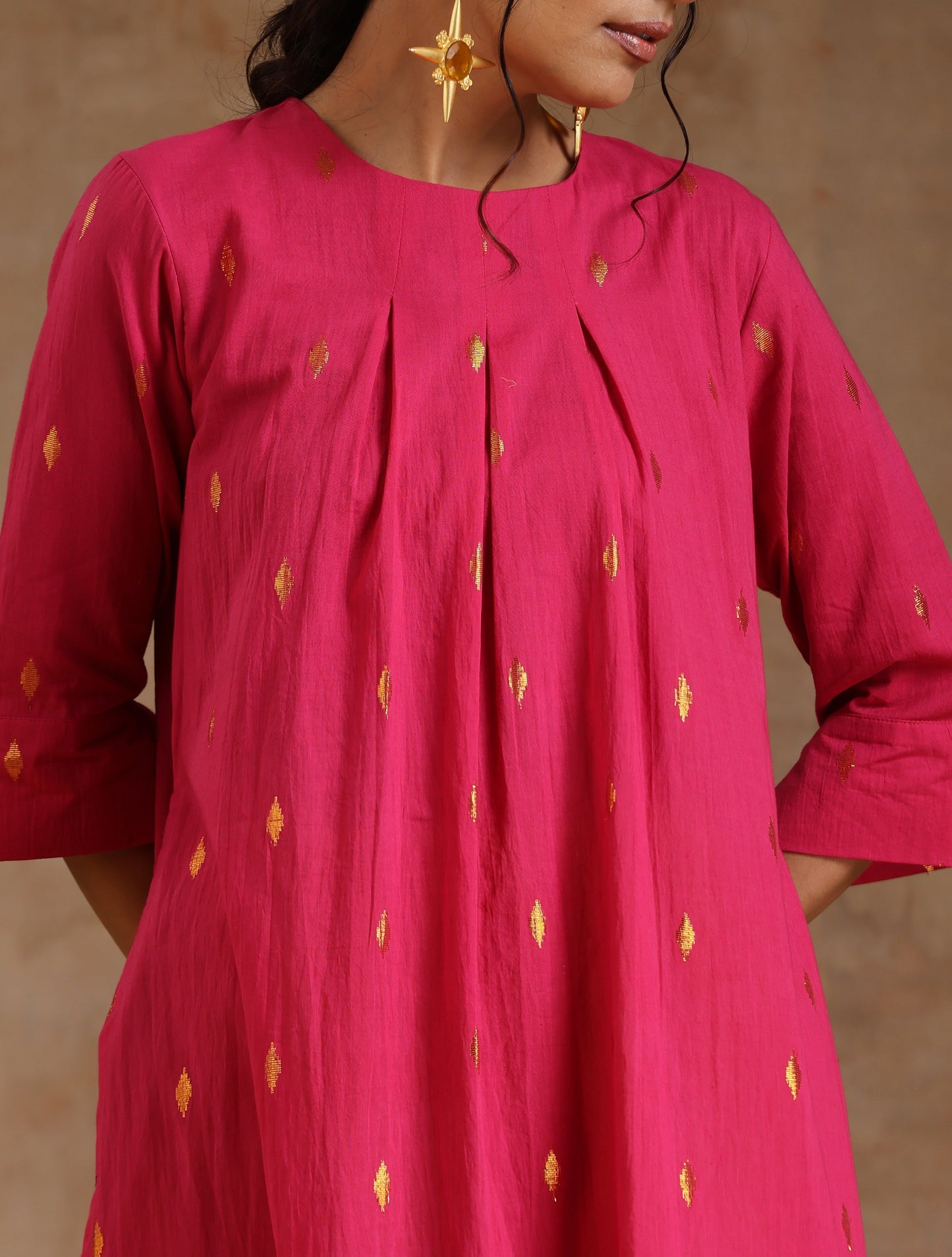trueBrowns Pink Gold Cotton Neck Pleat Kurta Set | Swadesiicart