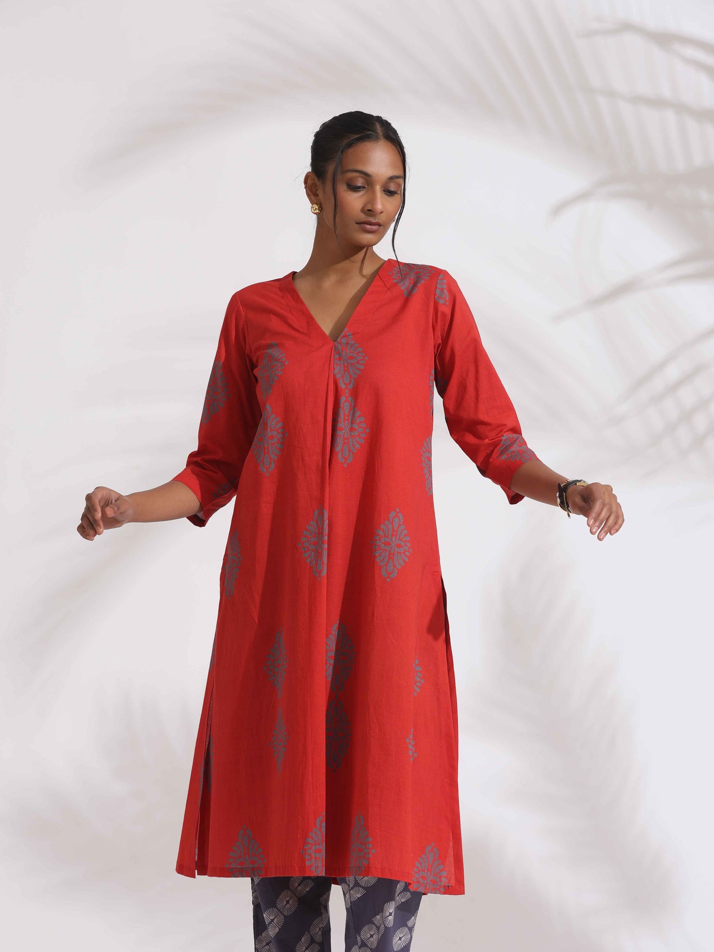 trueBrowns Red Cotton Print Kurta Set | Swadesiicart