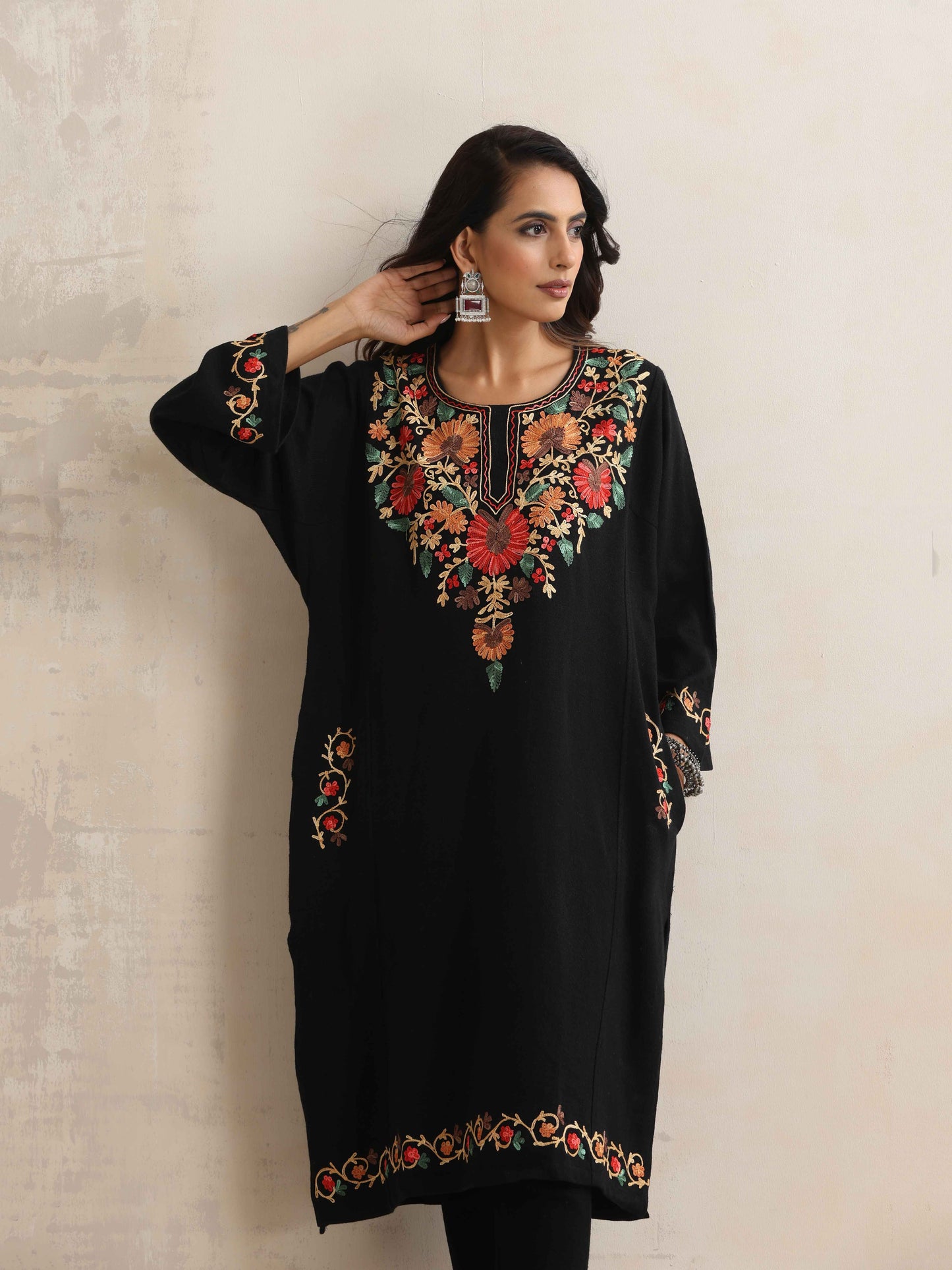 trueBrowns Black Kashmiri Floral Embroidered Woollen Phiran Kurta | Swadesiicart