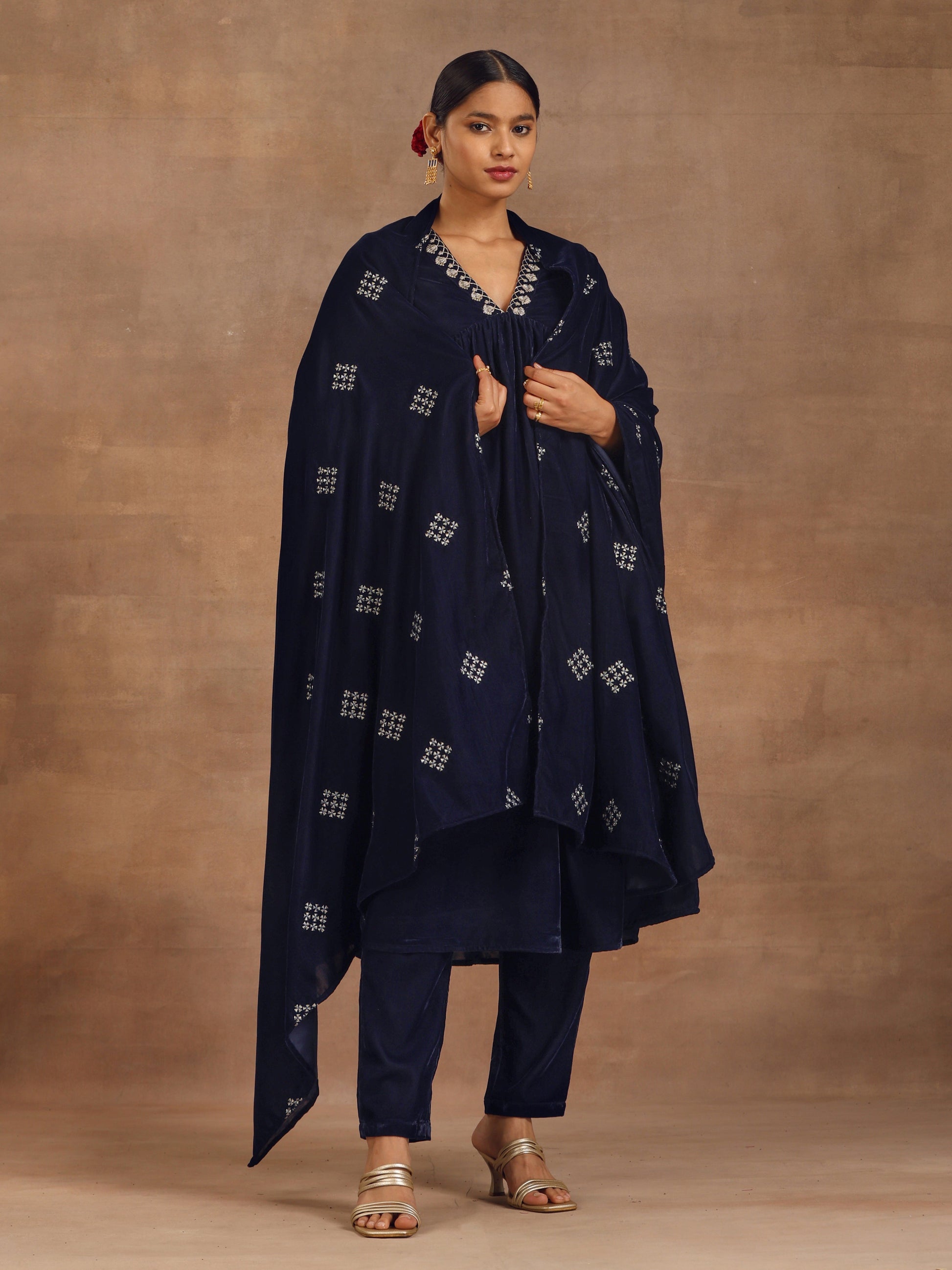 trueBrowns Midnight Blue Velvet Embroidered Shawl | Swadesiicart