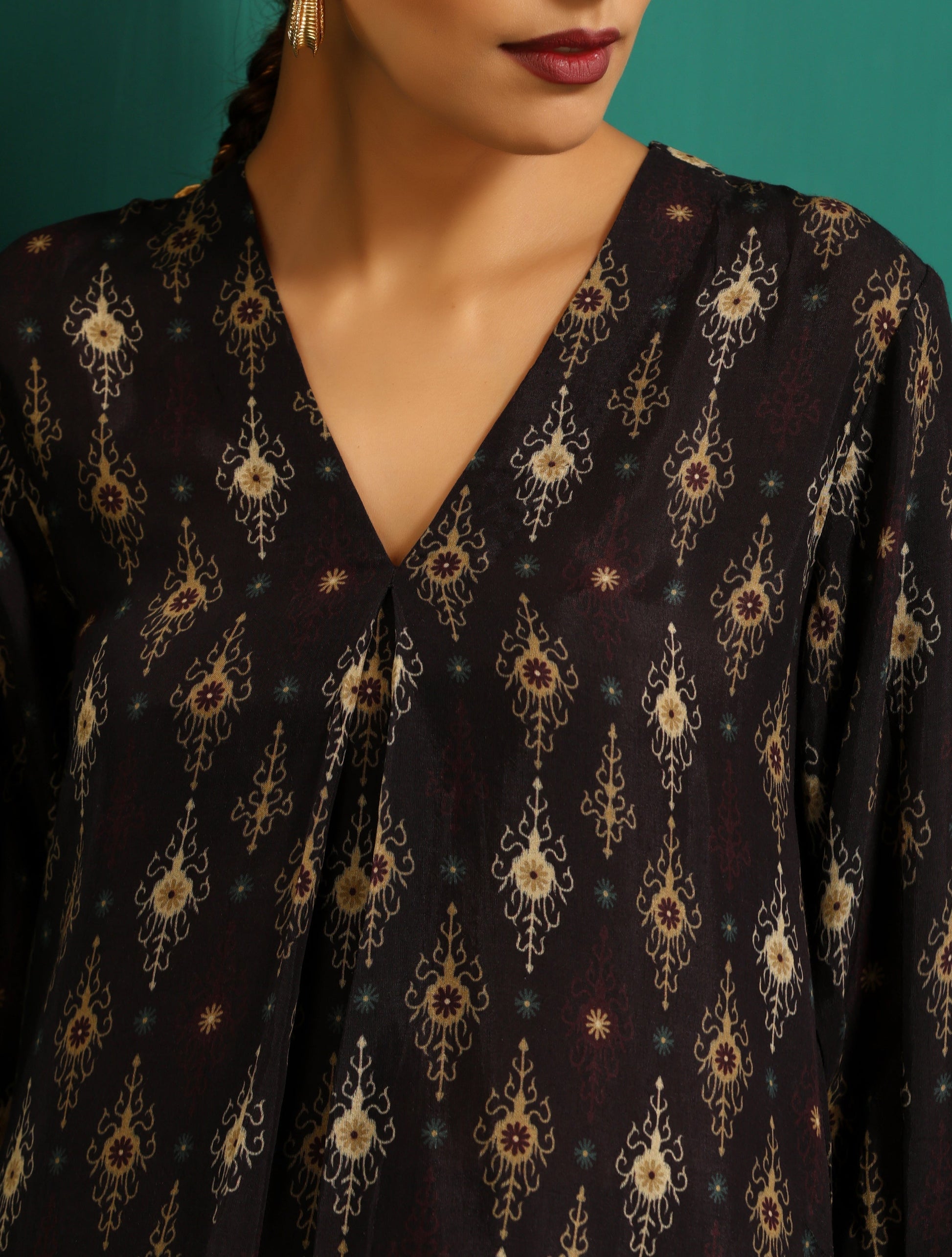 trueBrowns Black Tonal Ikat Muslin Silk Printed V-Neck Front Pleat Co-ord Set - Swadesiicart