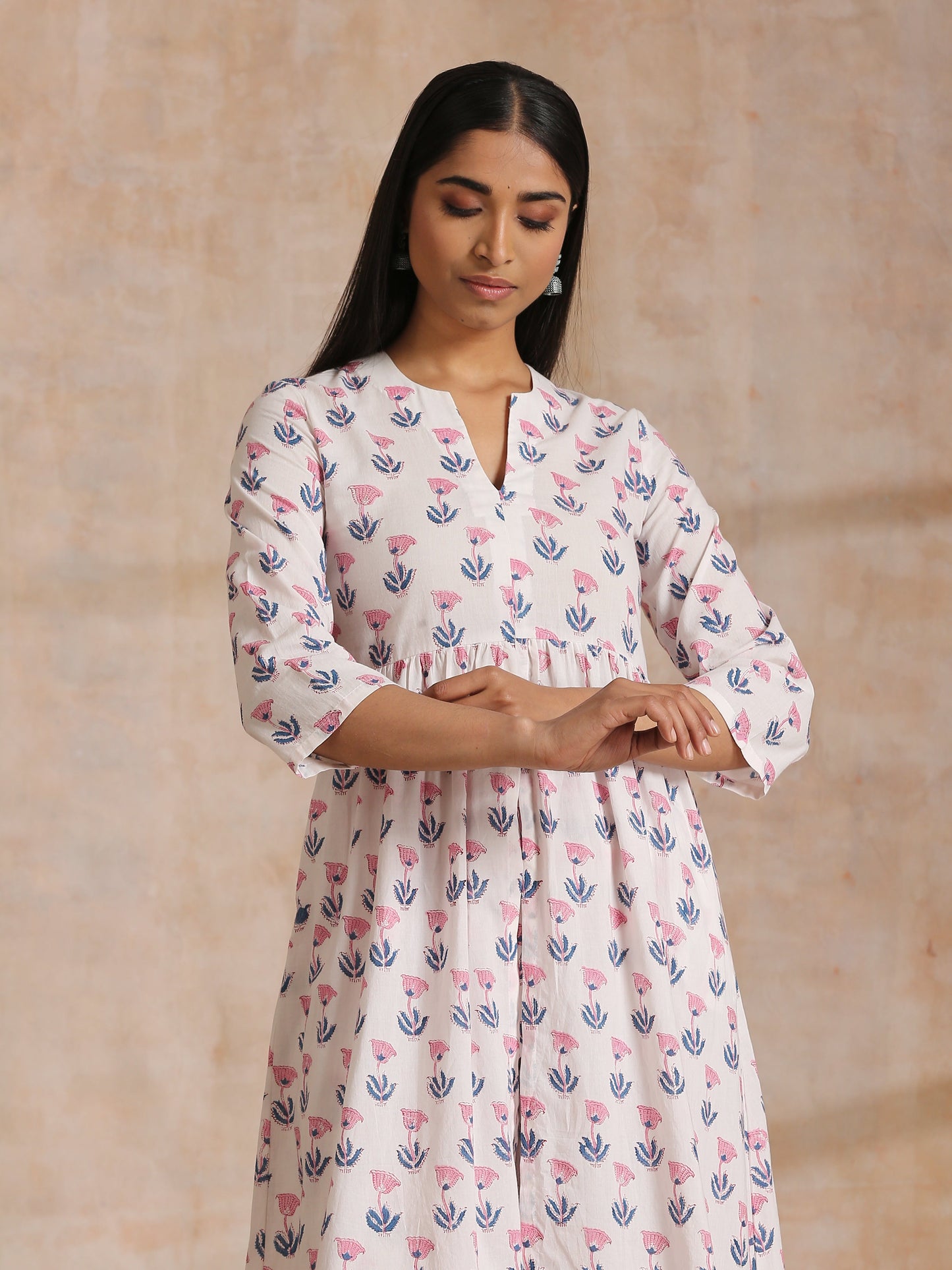 trueBrowns White With Pink Blue Buta Block Print Cotton Kurta Pant Set | Swadesiicart