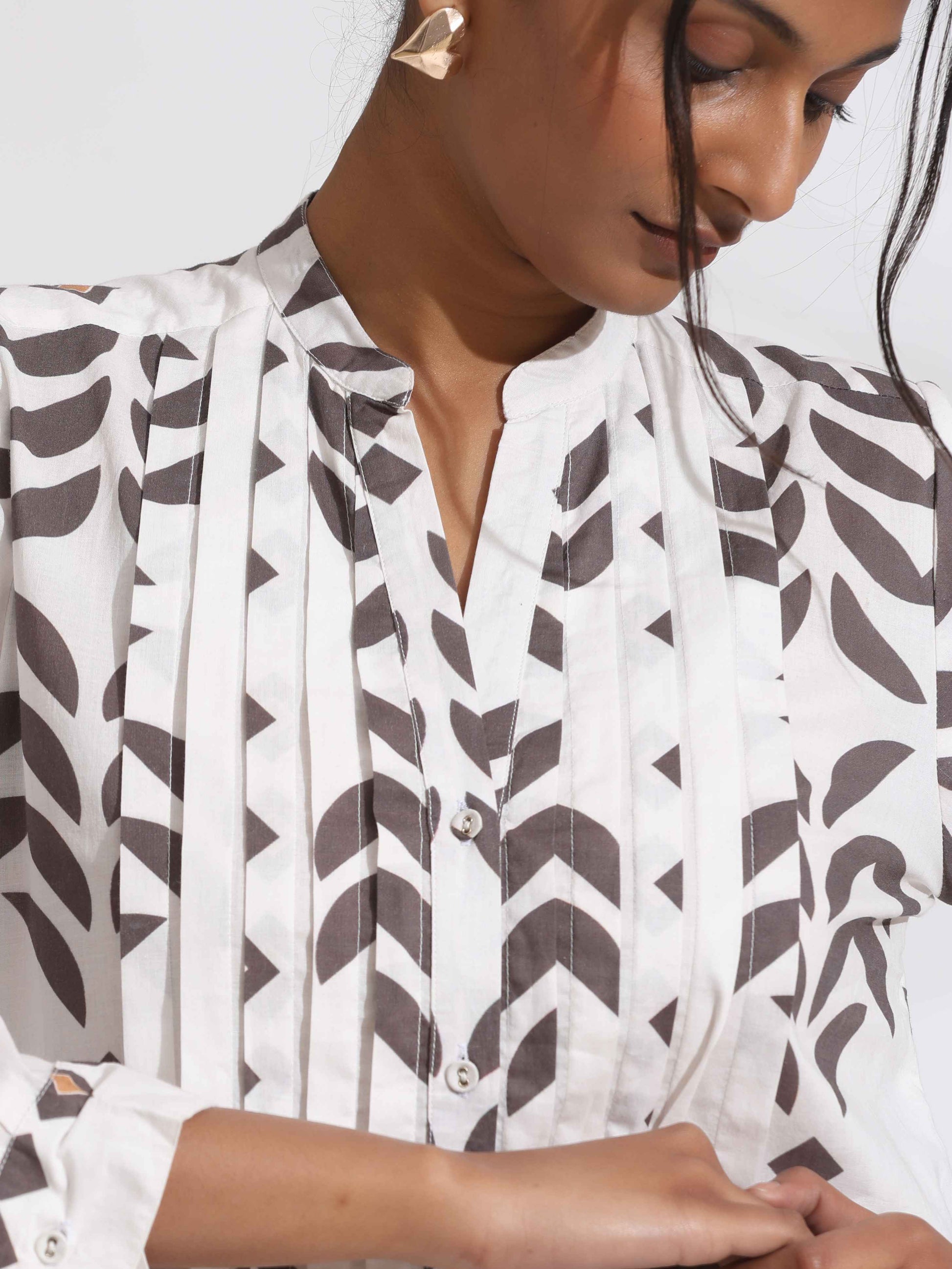 trueBrowns White Cotton Stripe Print Pleated Kurta Set | Swadesiicart