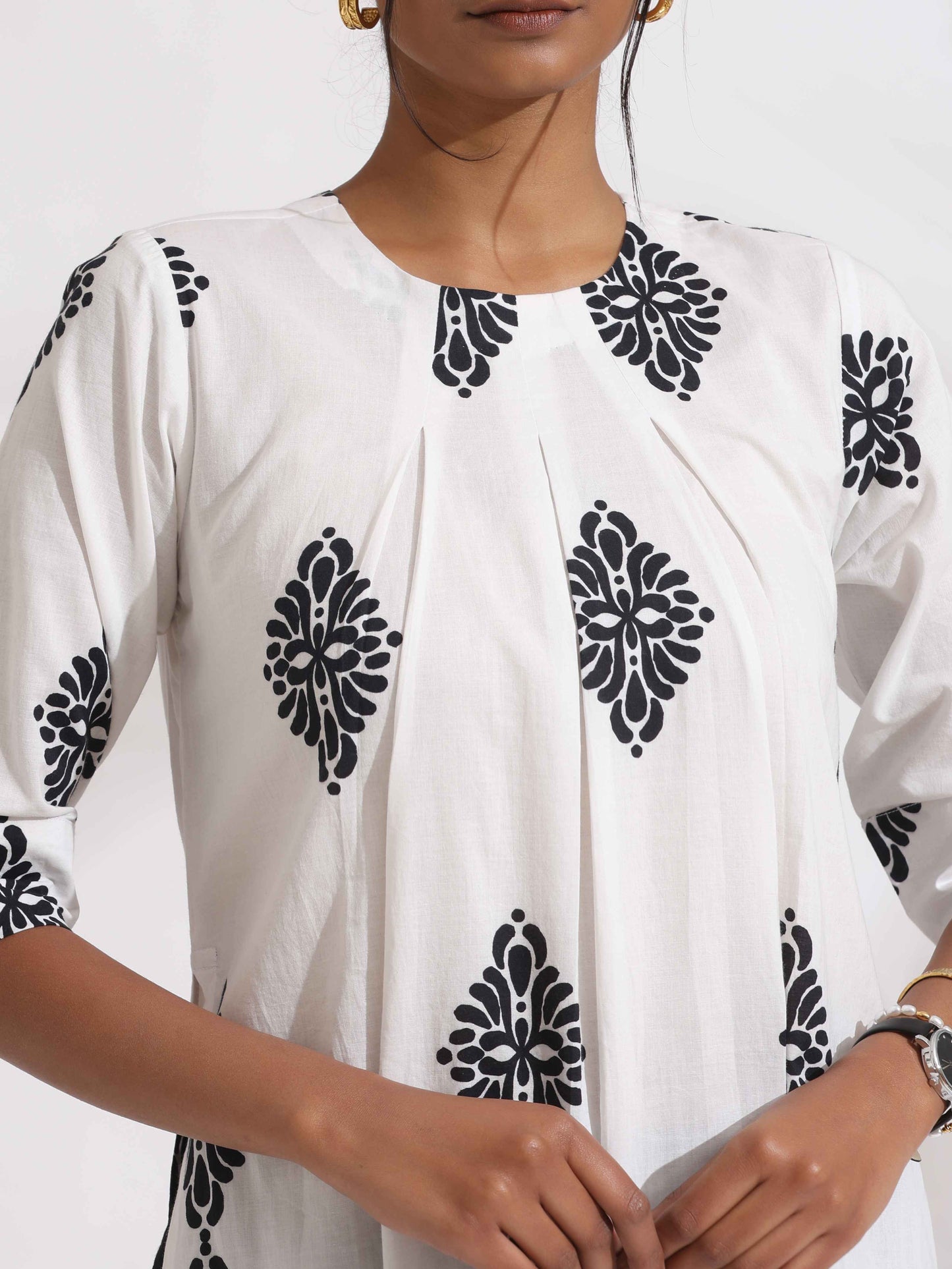 trueBrowns White Cotton Print Pleated Kurta Set | Swadesiicart
