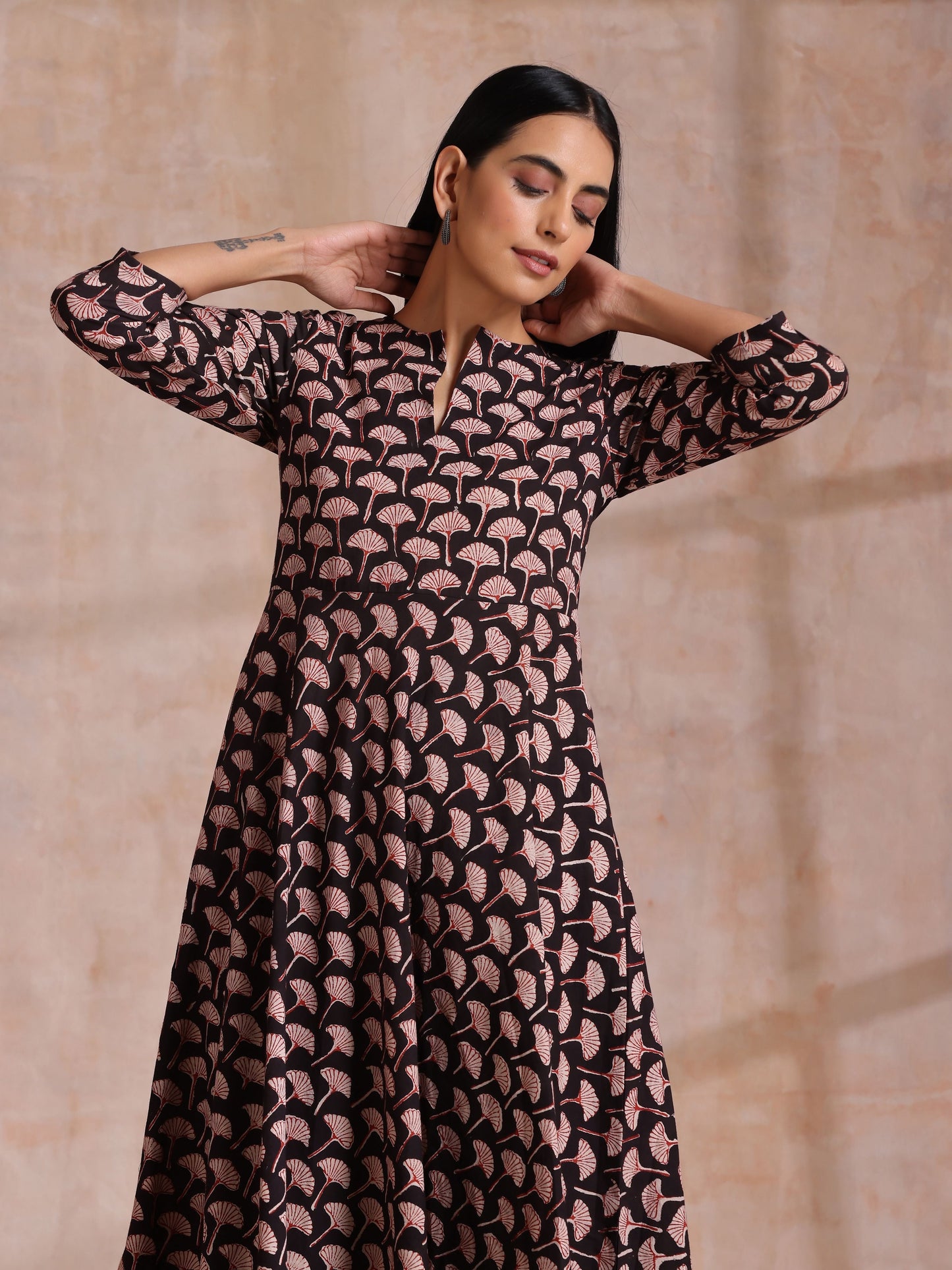trueBrowns Black Floral Bagru Print Cotton Flared Kurta Pant Set | Swadesiicart