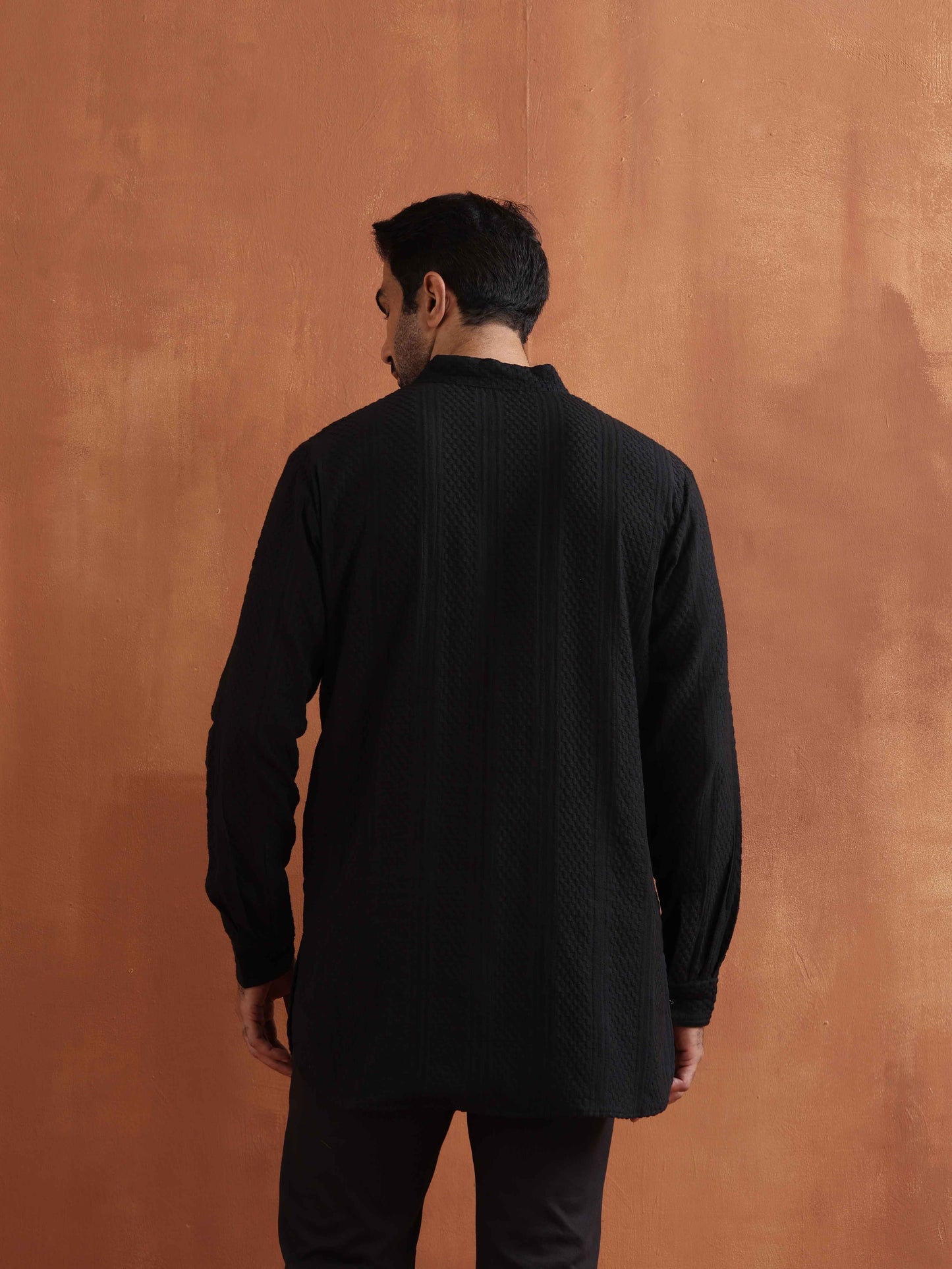 trueBrowns Men's Black Textured Cotton Dobby Short Kurta | Swadesiicart