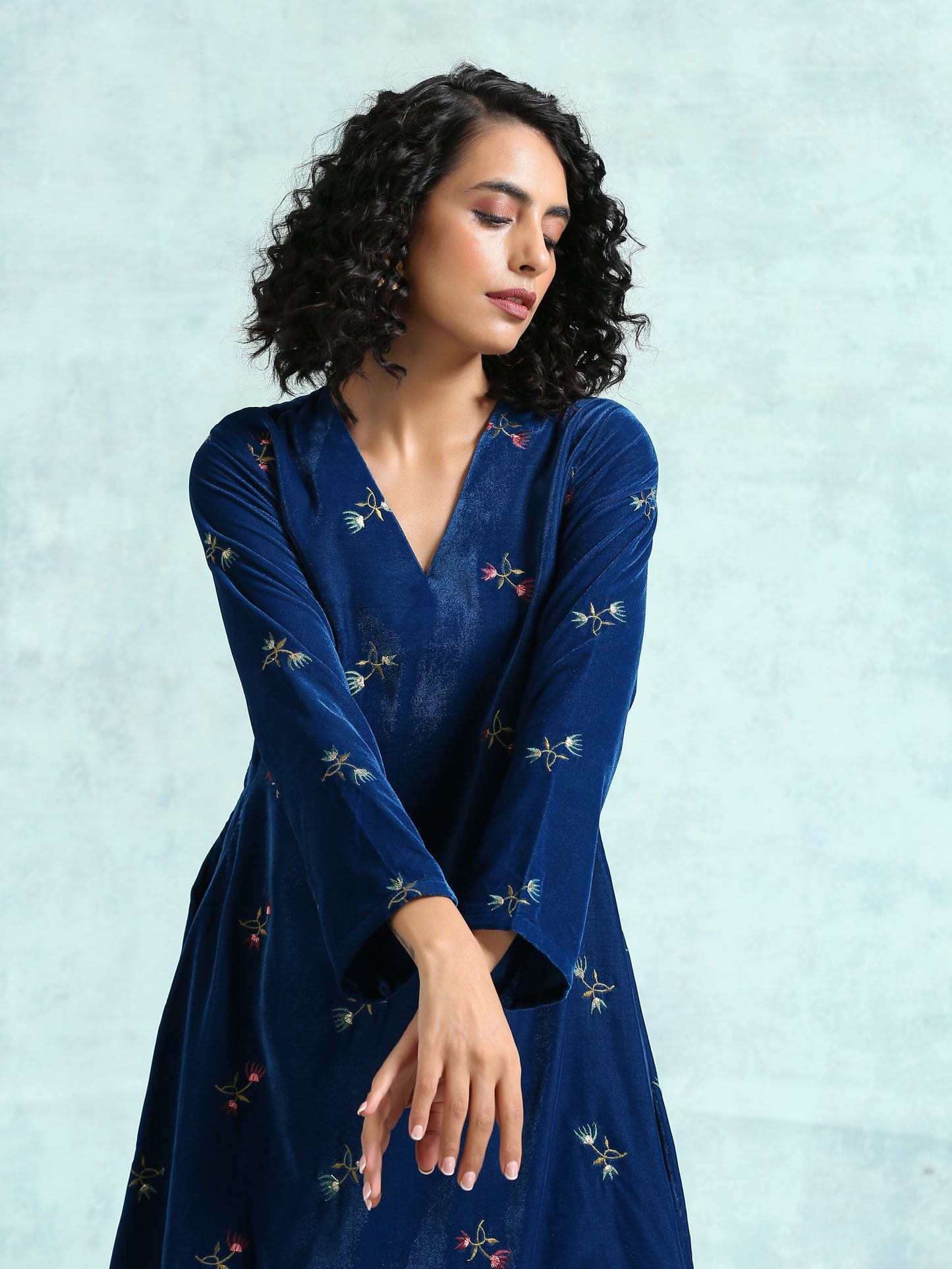 trueBrowns Blue Embroidered Velvet High Slit Kurta | Swadesiicart