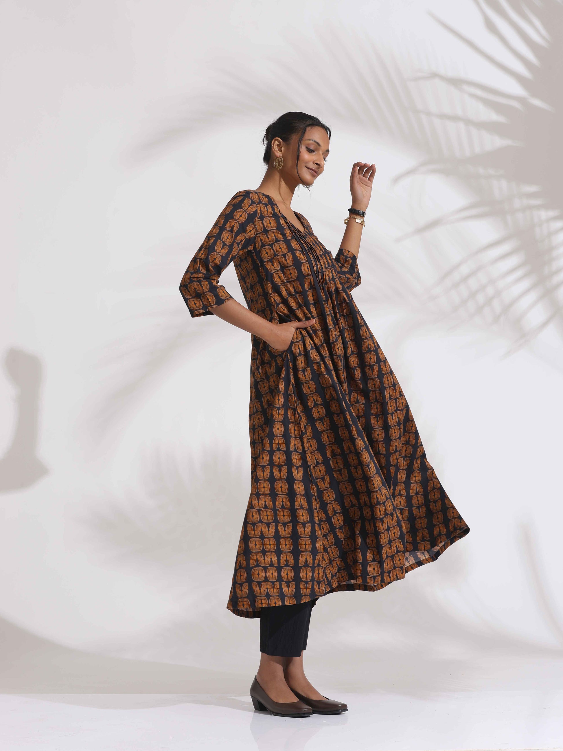 trueBrowns Black Cotton Print Pleated Flared Kurta Set | Swadesiicart