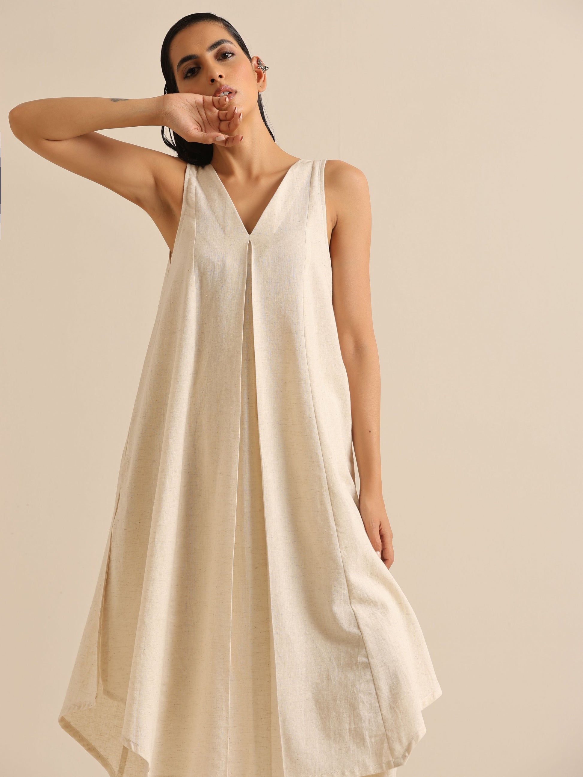 trueBrowns Off-White Sleeveless Kurta Pant Set | Swadesiicart
