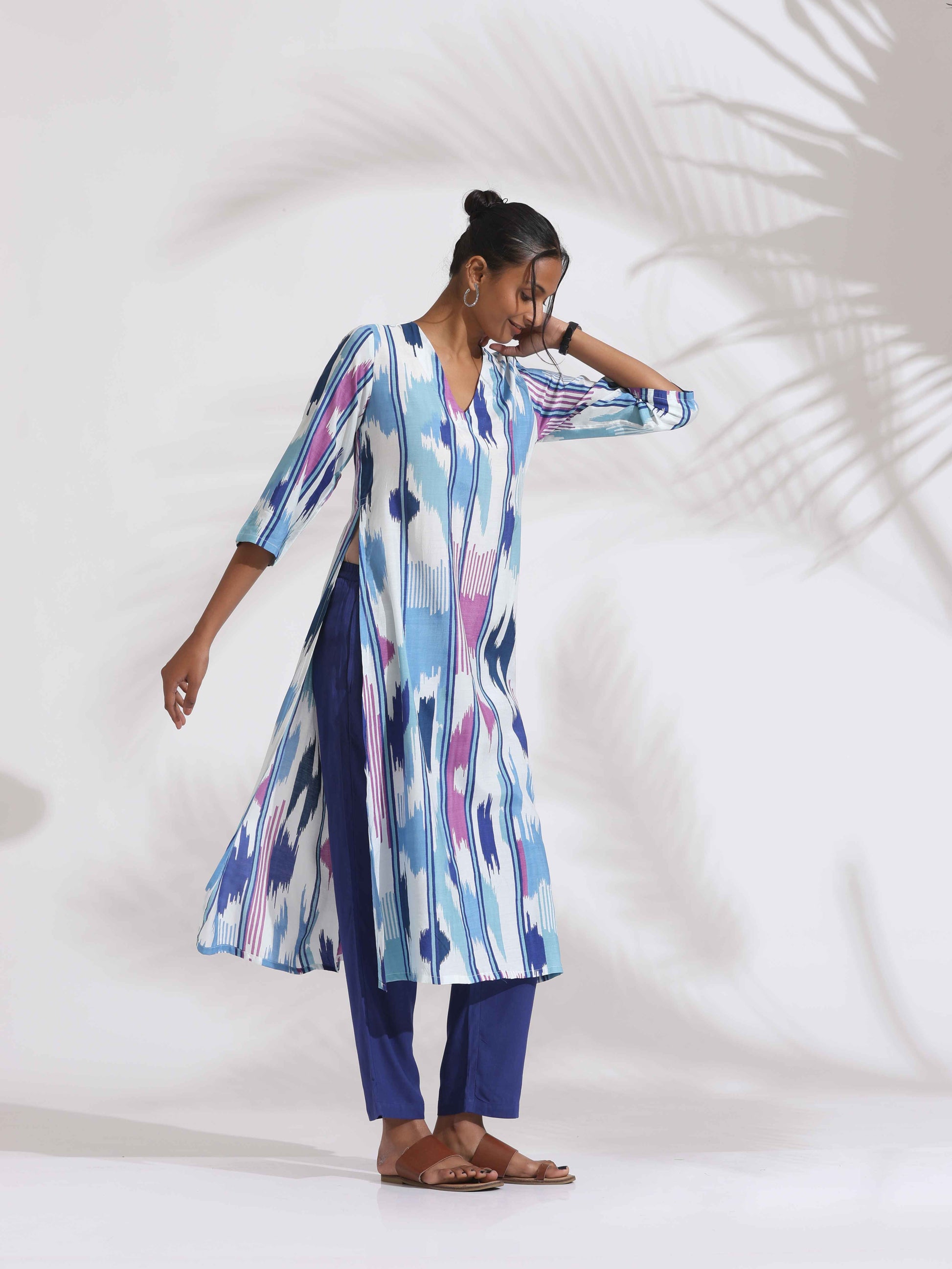 trueBrowns Blue Ikat Print Muslin Kurta Set | Swadesiicart