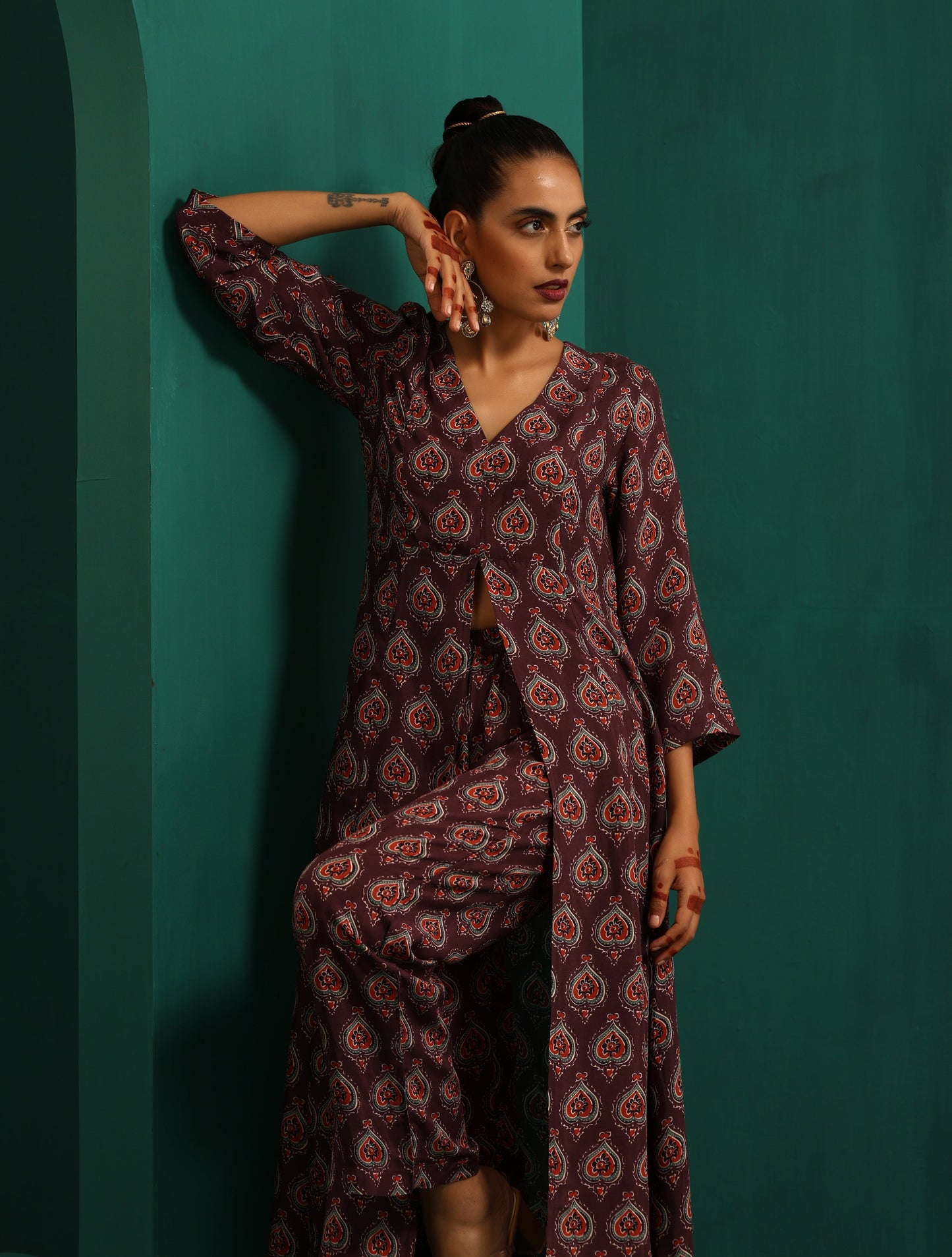 trueBrowns Deep Purple Paan Muslin Silk Printed Front Slit Kurta Pant Set | Swadesiicart