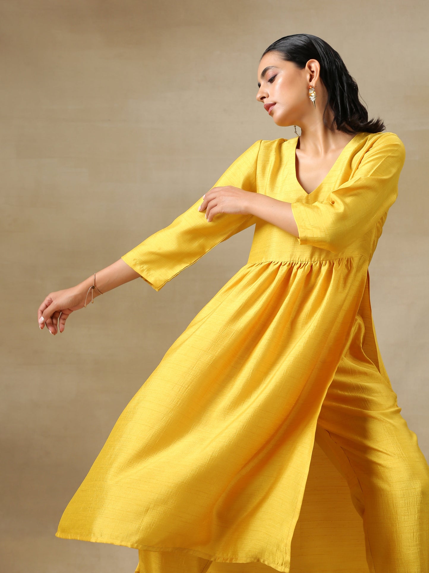 trueBrowns Yellow Textured Silk High Slit Gathered Kurta Set | Swadesiicart