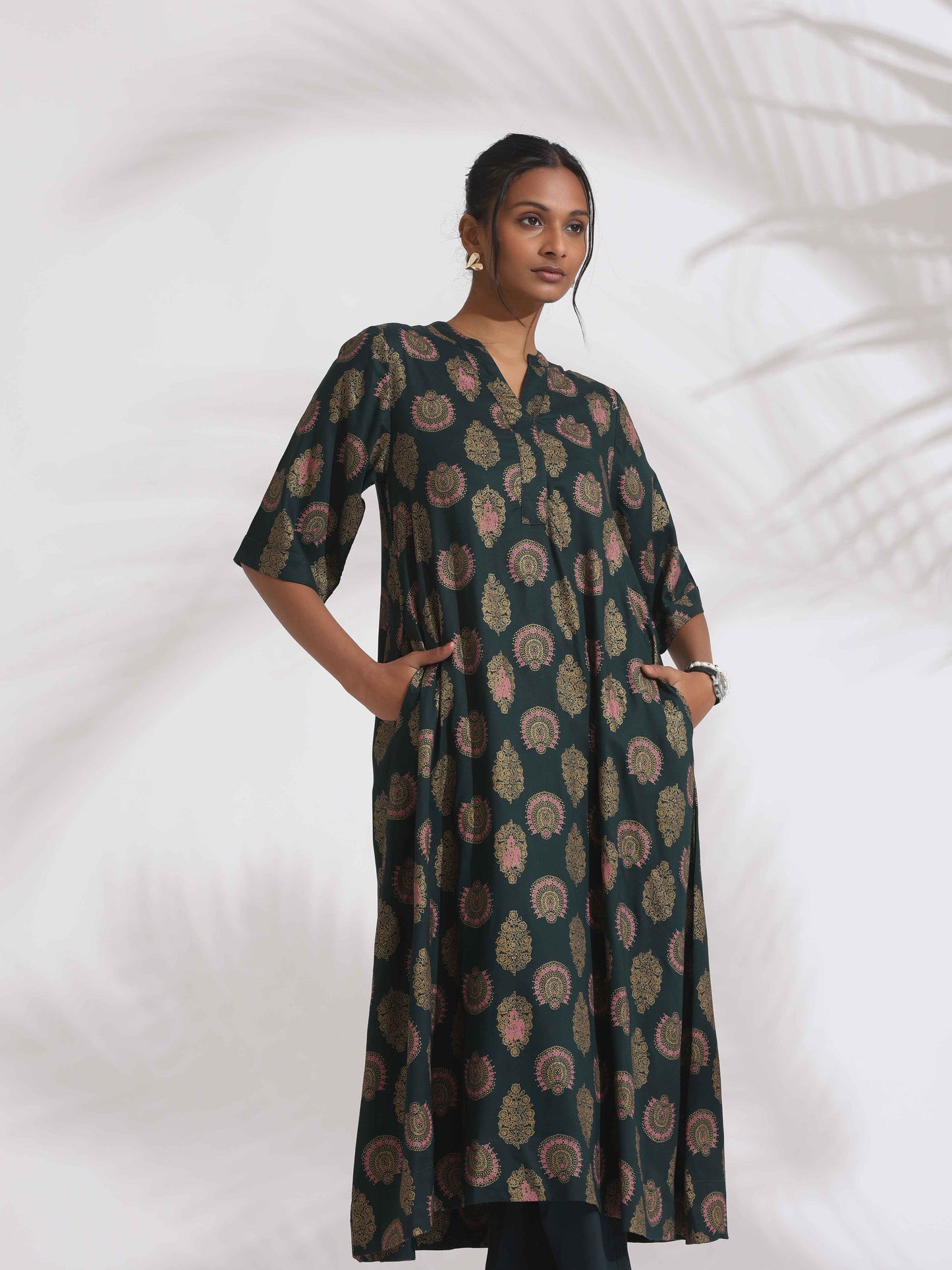 trueBrowns Green Foil Print Cotton Kurta Set | Swadesiicart