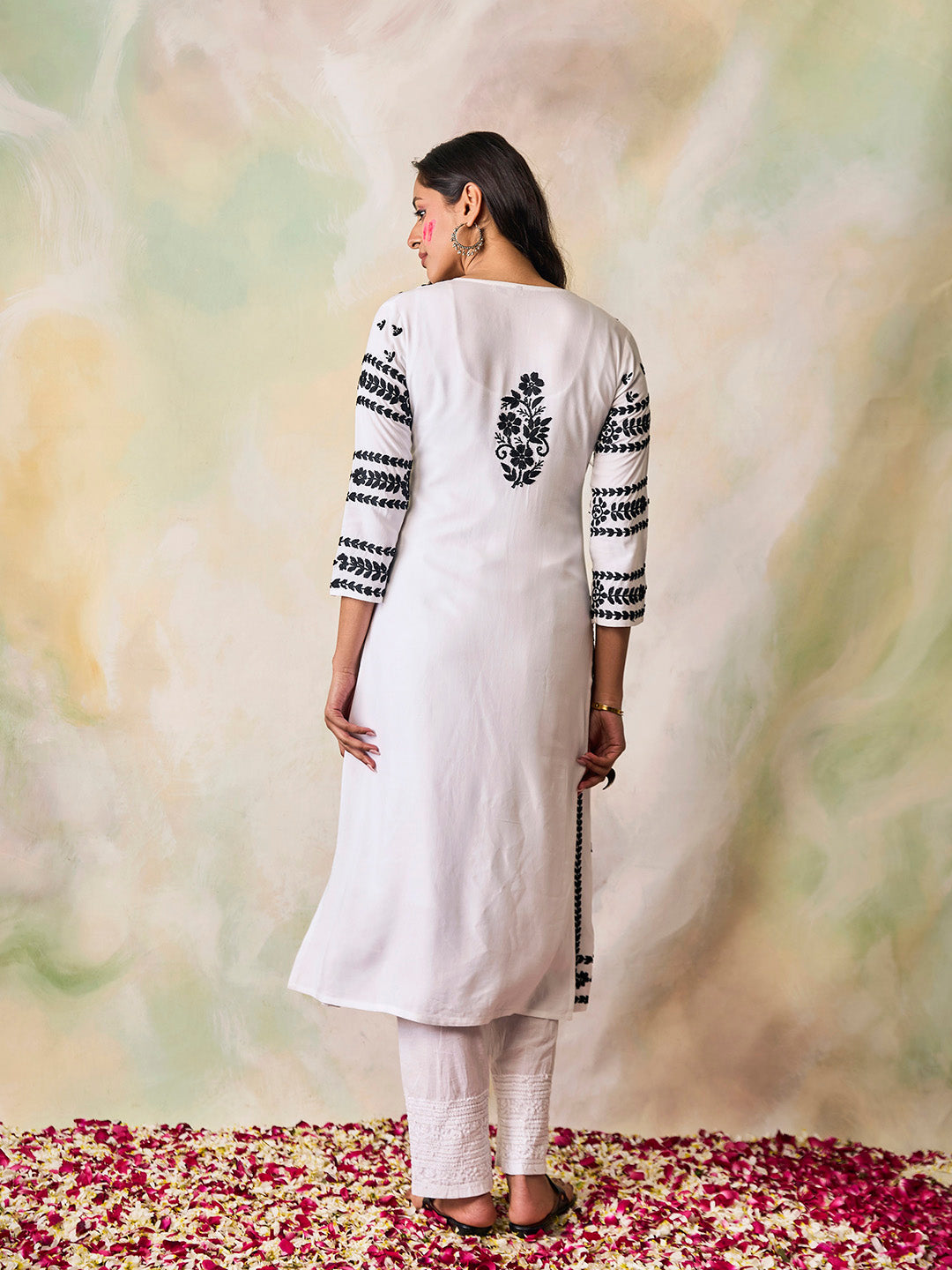 HOUSE OF KARI Notched Neck Floral Embroidered Chikankari Cotton Kurta | Swadesiicart