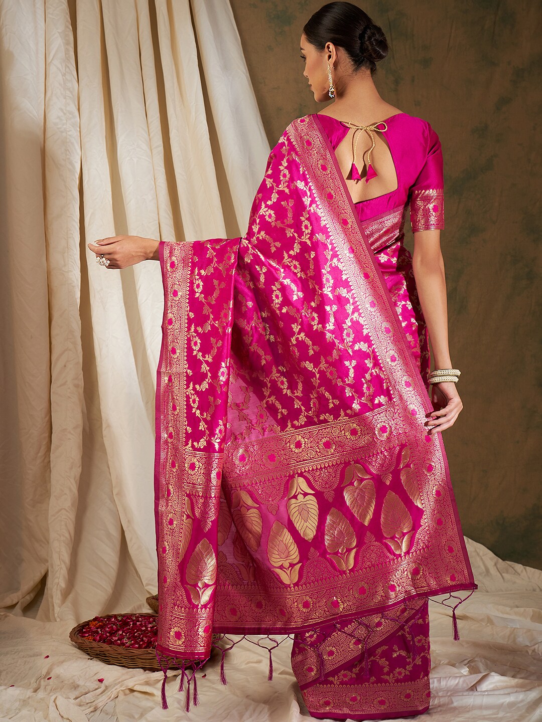 Sangria Pink & Gold-Toned Floral Woven Design Zari Banarasi Saree | Swadesiicart