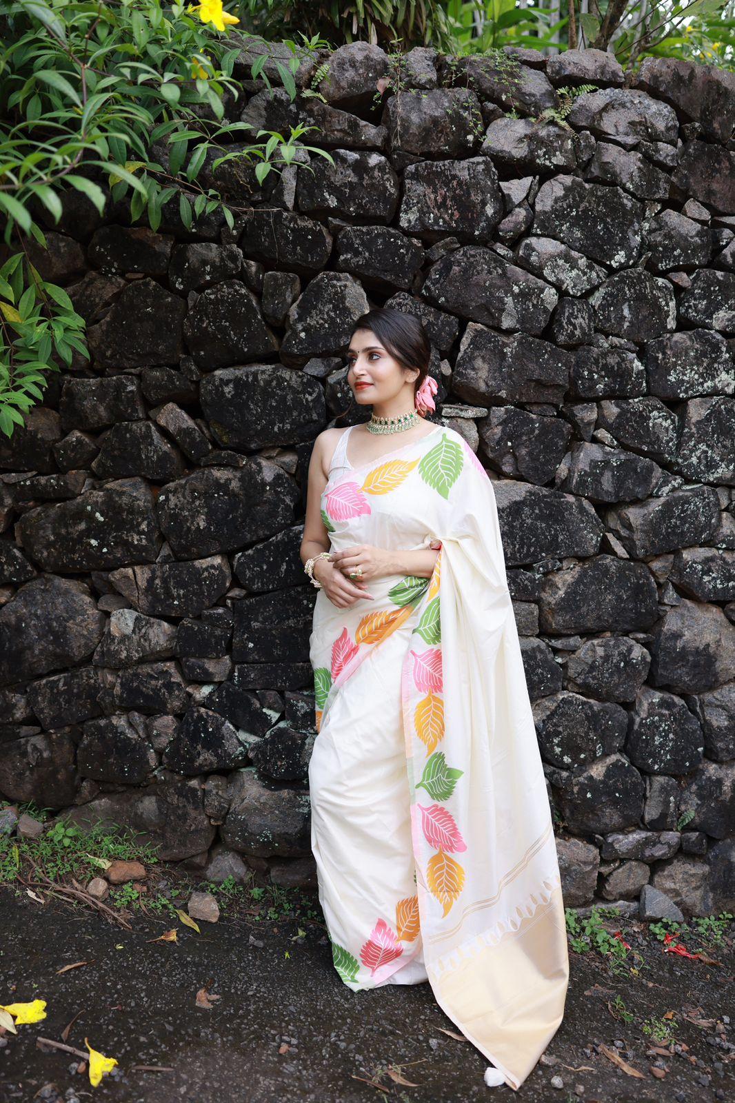 White Pure Silk Woven Design Saree with Unstitched Blouse - Hiral Fashion | Swadesiicart