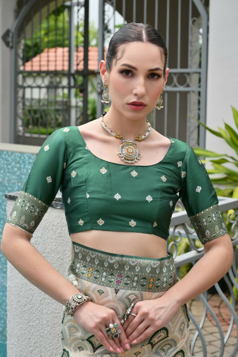 Vishnu Weaves Women's Green Banarasi Silk Patola Zari Woven Saree with Blouse - Swadesiicart