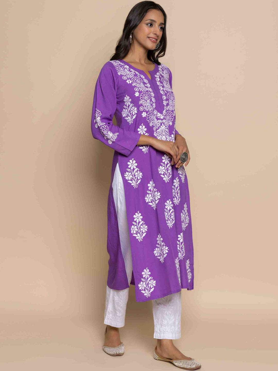 HOUSE OF KARI Floral Chikankari Embroidered Notched Round Neck Straight Kurta | Swadesiicart