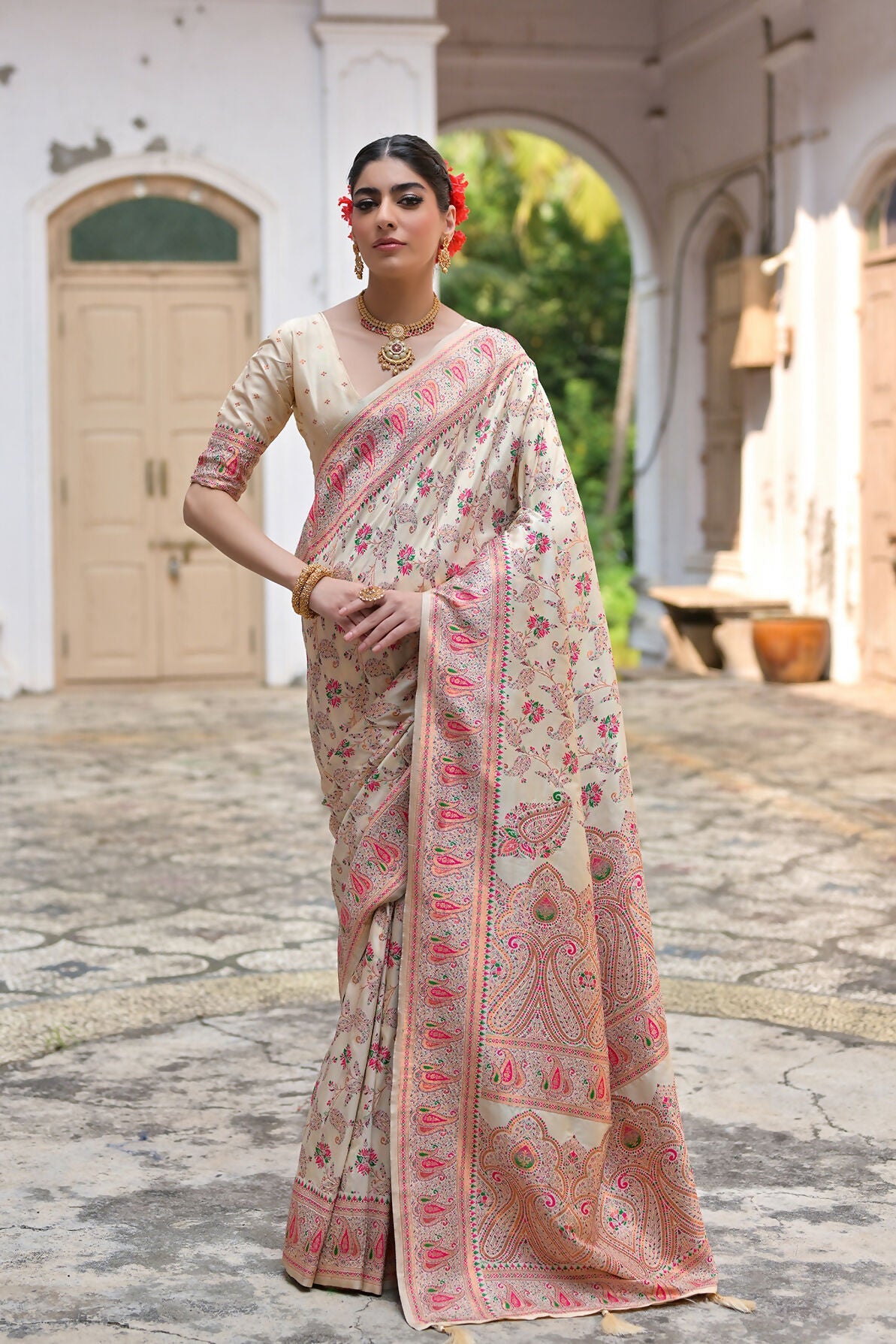 Vishnu Weaves Women's Cream Silk Woven Saree with Blouse - Swadesiicart